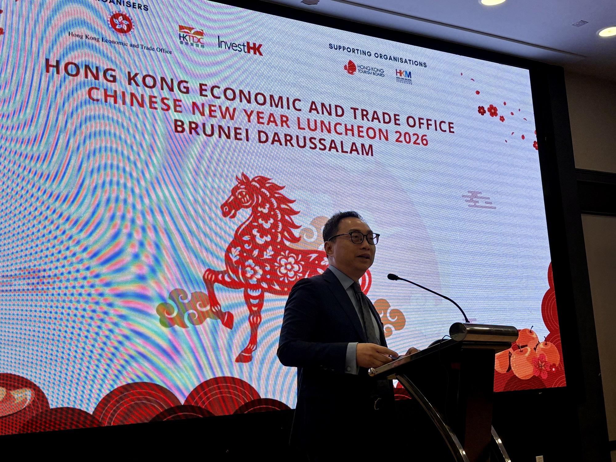 The Hong Kong Economic and Trade Office in Kuala Lumpur (HKETO Kuala Lumpur), Invest Hong Kong and the Hong Kong Trade Development Council co-organised a luncheon in Brunei Darussalam (Brunei) today (February 2) to celebrate the Year of the Horse. Photo shows the head of HKETO Kuala Lumpur, Mr Owin Fung, delivering welcome remarks at the luncheon.
