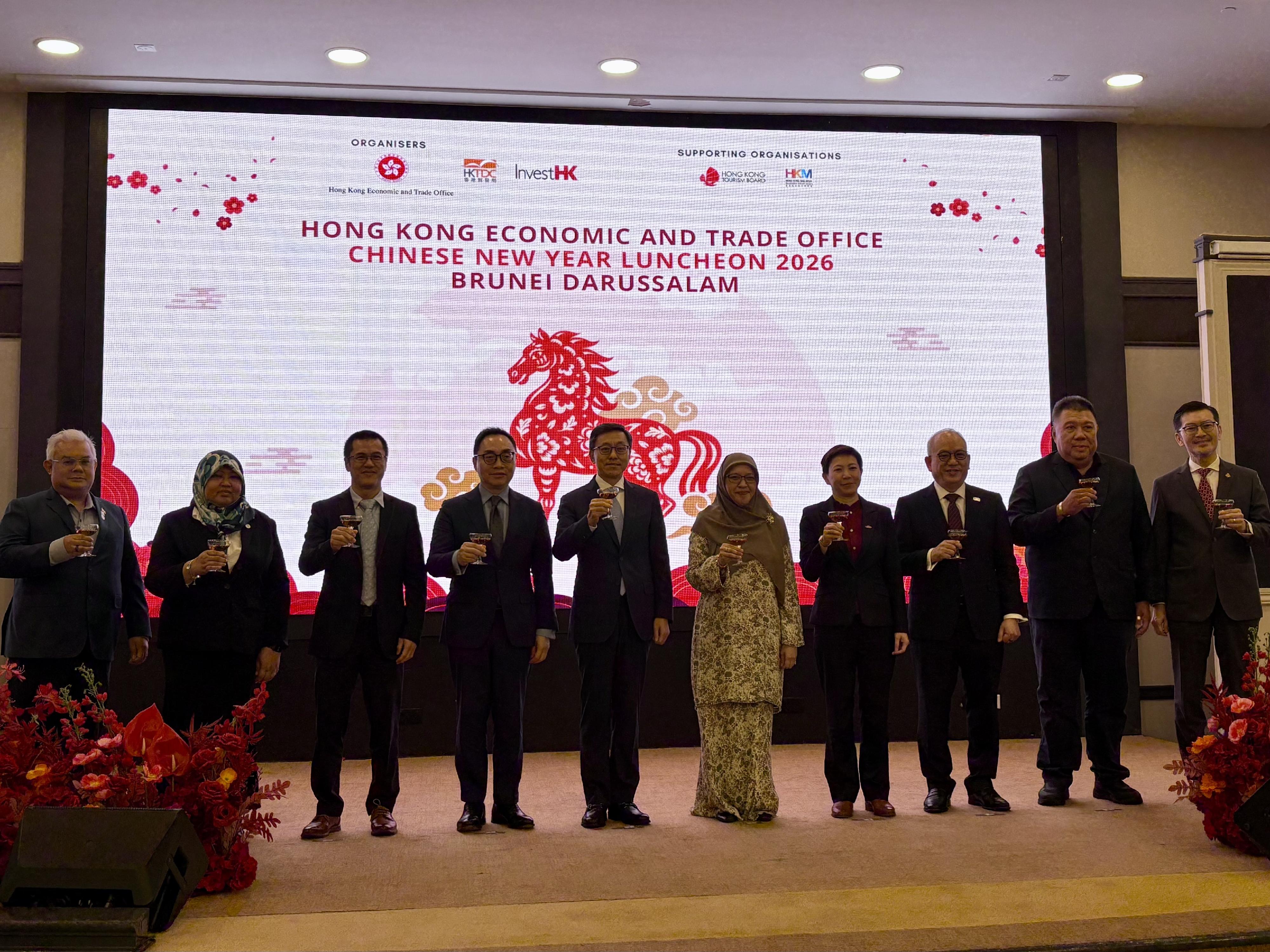 The Hong Kong Economic and Trade Office in Kuala Lumpur (HKETO Kuala Lumpur) hosted a luncheon in Brunei Darussalam (Brunei) today (February 2) to celebrate the Year of the Horse. Photo shows (from third left) the Regional Director of South East Asia and South Asia of the Hong Kong Trade Development Council, Mr Leung Kwan-ho; the head of HKETO Kuala Lumpur, Mr Owin Fung; the Chinese Ambassador to Brunei Darussalam, Mr Chen Shaochun; the Permanent Secretary (Economy, Trade and Industry) of the Brunei Ministry of Finance and Economy, Dr Hajah May Fa'ezah binti Haji Ahmad Ariffin; the Director-General of the Hong Kong Economic and Trade Office in Jakarta, Miss Libera Cheng; the Acting Chief Executive Officer of the Brunei Economic Development Board, Mr Daniel Leong, and other guests hosting a toasting ceremony.
