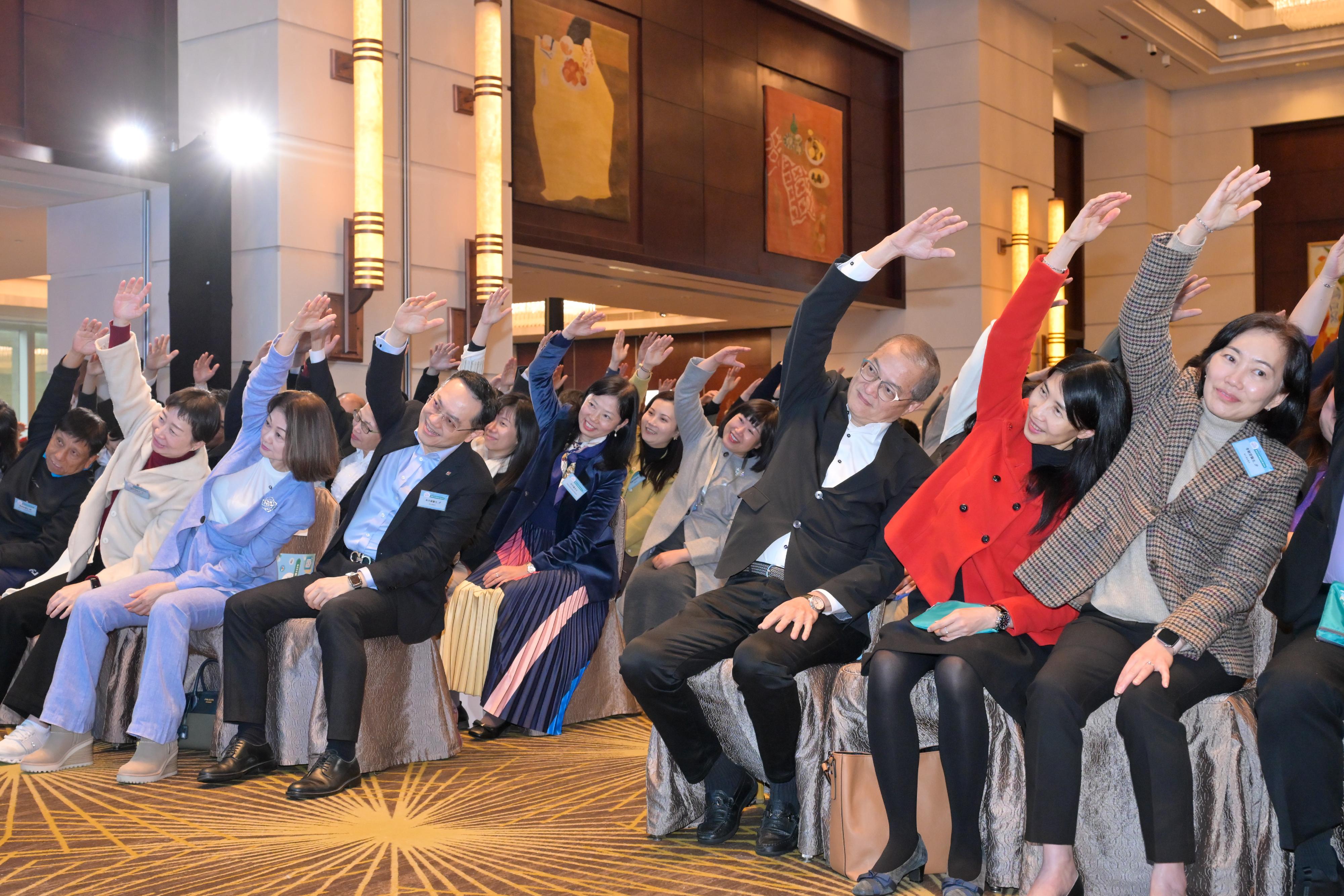 衞生署今日(二月三日)舉辦第二屆「全校園健康計劃」學校分享會暨嘉許禮,表彰14所落實健康促進措施的「卓越學校」,並邀請學校代表分享推行校本健康促進工作的經驗,供其他學校參考借鏡。圖示醫務衞生局局長盧寵茂教授(第一排右三)、衞生署署長林文健醫生(第一排左四)、教育局副秘書長劉穎賢博士(第一排右二)、其他主禮嘉賓及參與「全校園健康計劃」的學校代表一起進行伸展運動。