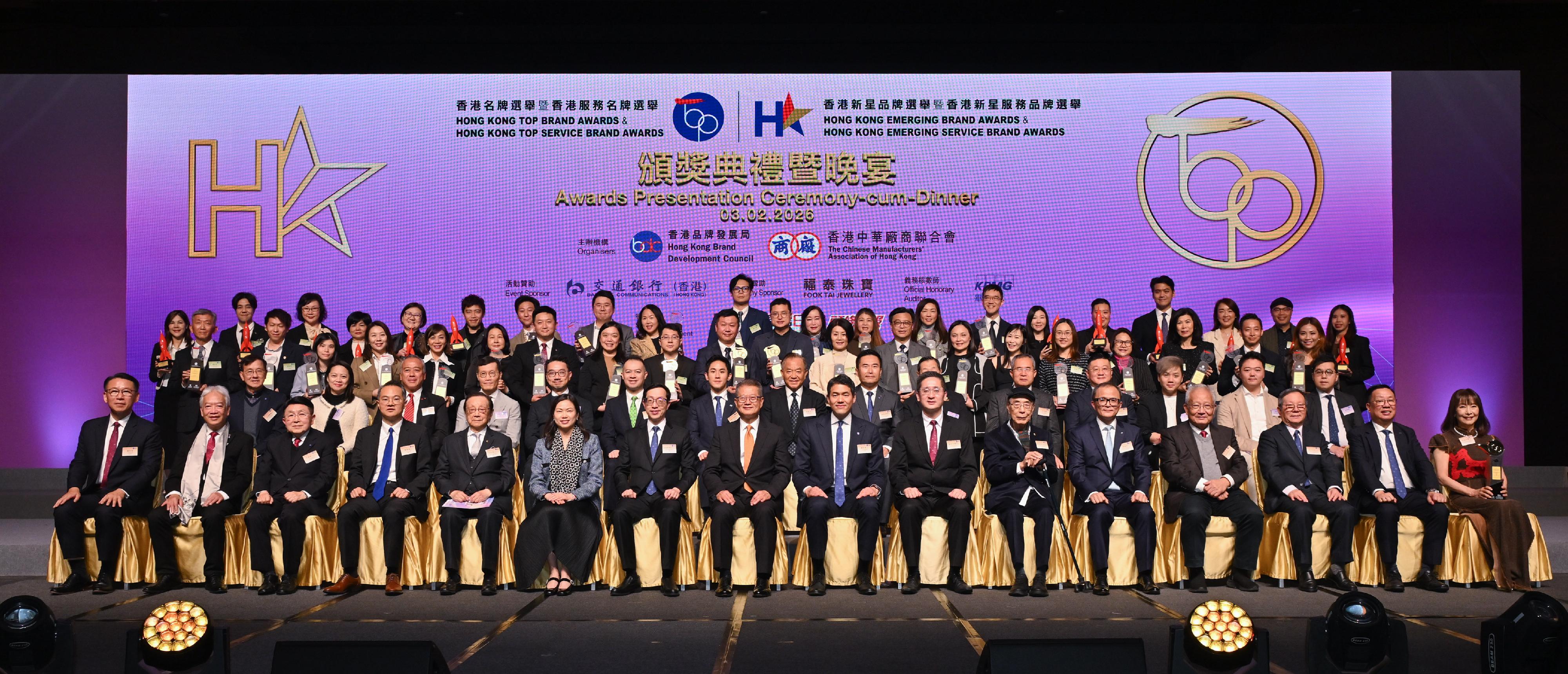 財政司司長陳茂波今日(二月三日)出席2025年品牌選舉頒獎典禮暨晚宴。圖示(前排左七起)香港中華廠商聯合會會長兼香港品牌發展局名譽主席盧金榮博士、陳茂波、香港品牌發展局主席陳家偉和其他嘉賓在活動合照。