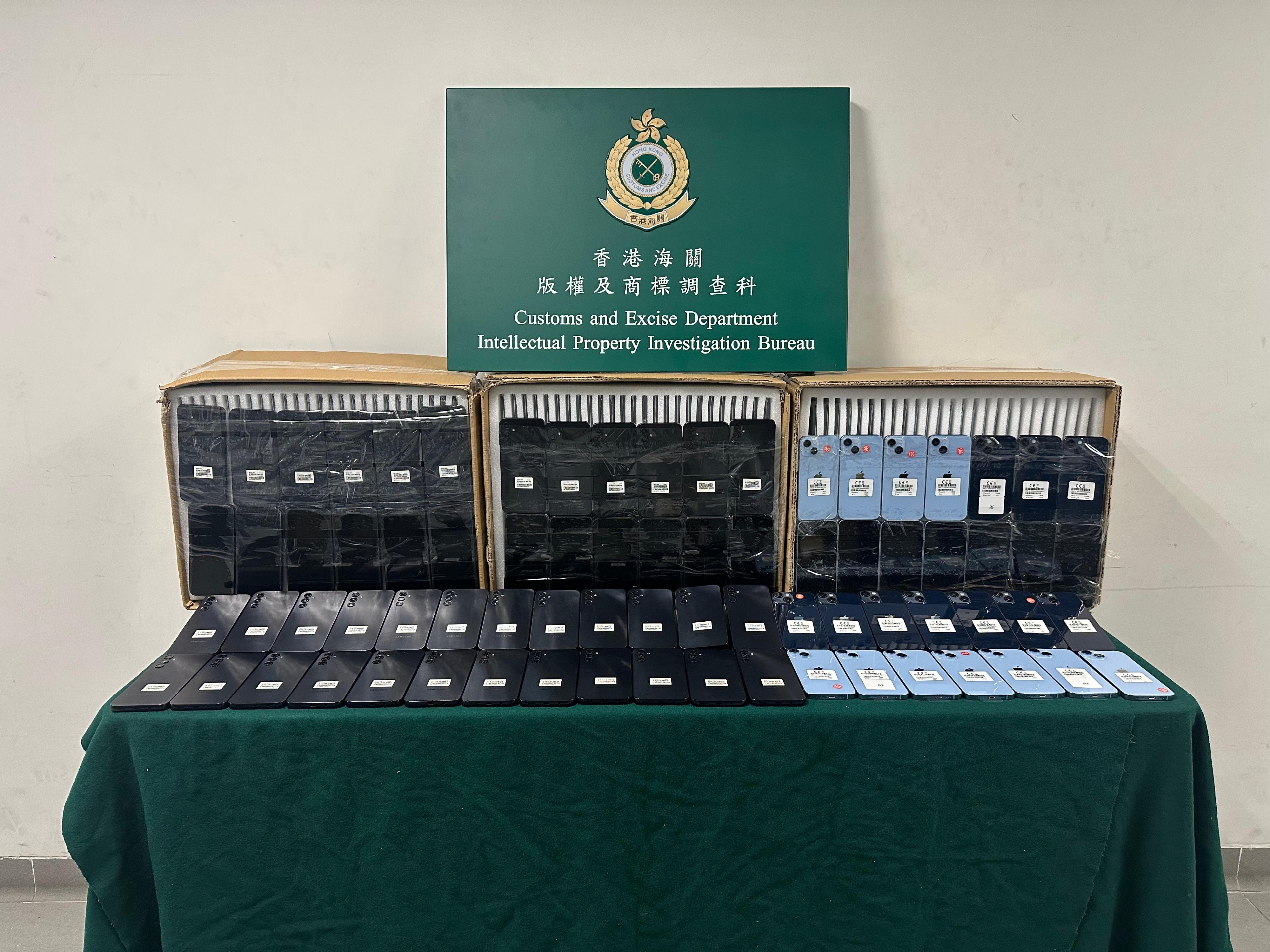 香港海關於一月二十四日在港珠澳大橋香港口岸檢獲一千二百部懷疑冒牌手提電話，估計市值一百二十萬元。圖示檢獲的懷疑冒牌手提電話。