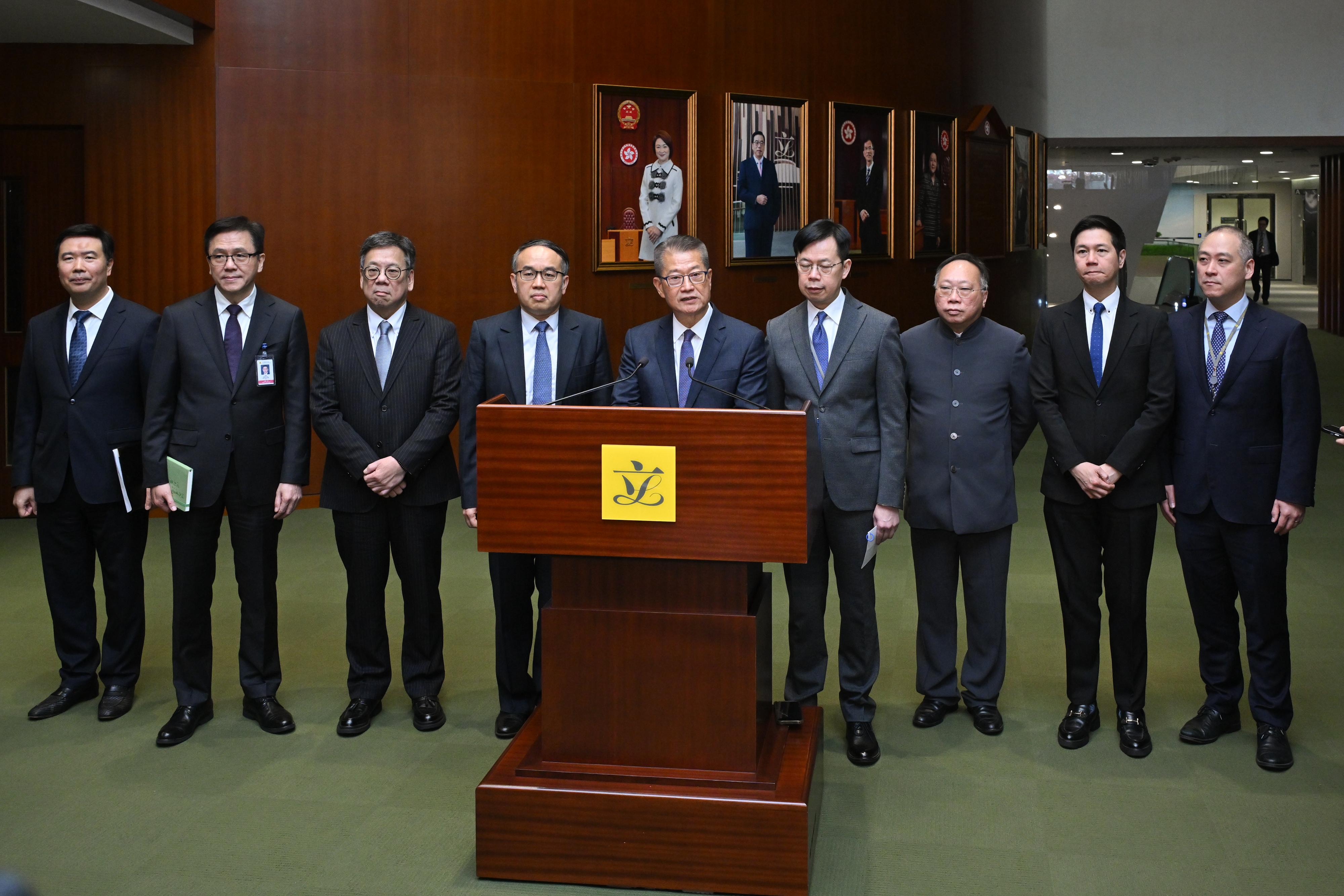 財政司司長陳茂波（中）今日（二月四日）聯同立法會代理主席陳振英（右四）、財經事務及庫務局局長許正宇（左四）、商務及經濟發展局局長丘應樺（左三）、創新科技及工業局局長孫東教授（左二）和四名立法會事務委員會主席在出席立法會舉行的前廳交流會後會見傳媒。
