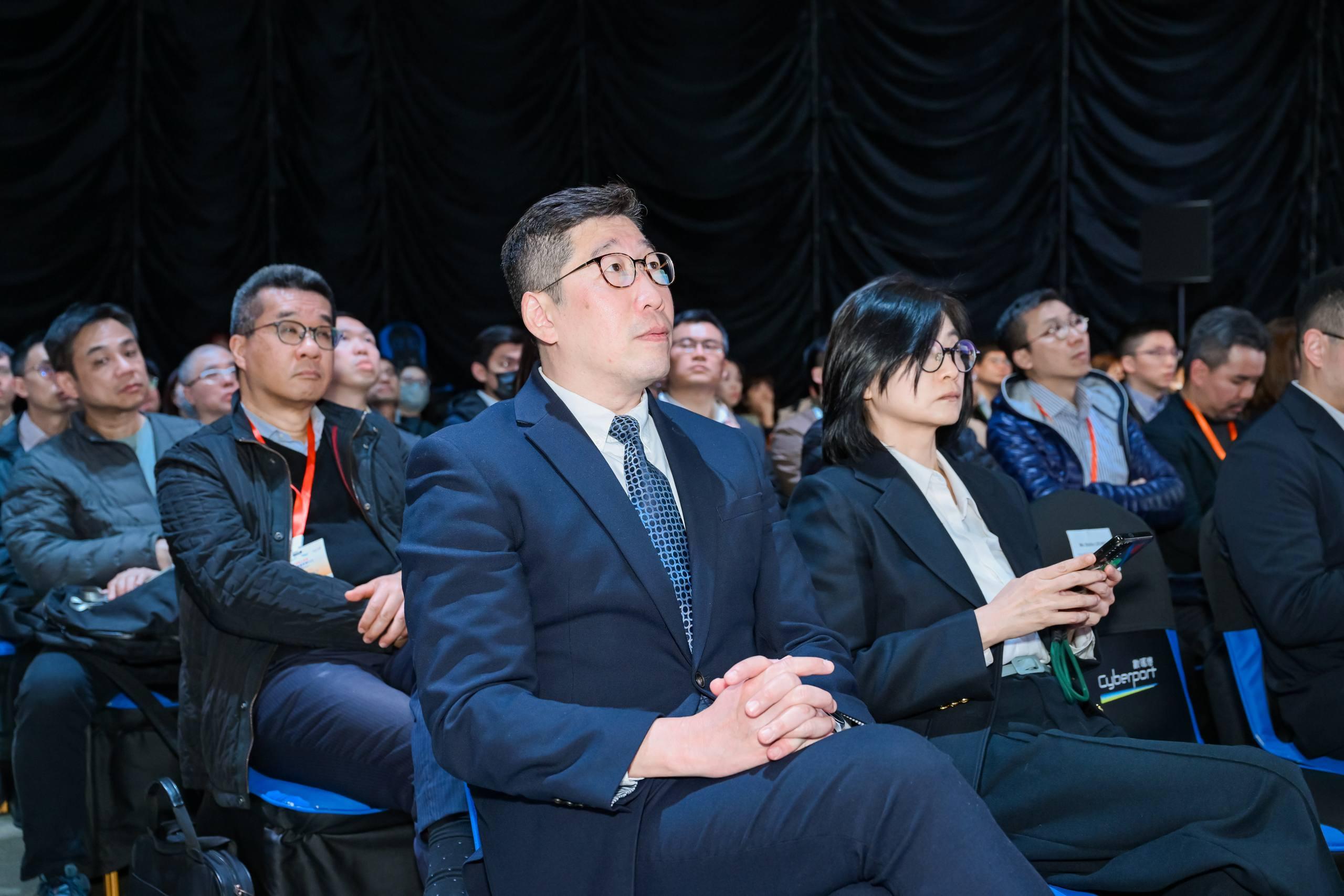 The Acting Commissioner for Digital Policy, Mr Daniel Cheung (front row, first left), attends the third Technology Forum in AI+ Civil Services series today (February 4). 