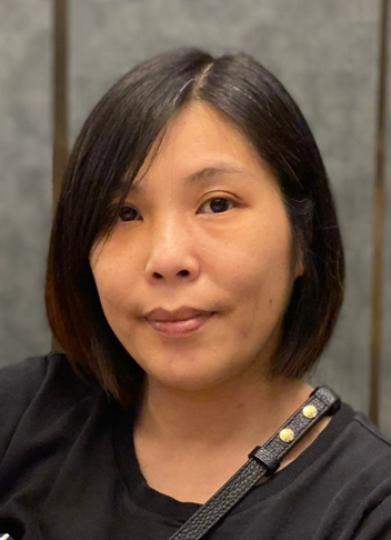 四十四歲女子陳嘉琪身高約一點五八米，體重約五十五公斤，中等身材，長面型，黃皮膚及蓄短黑髮。她最後露面時衣着不詳。