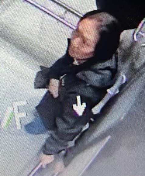 Kwok Fung-chau, aged 71, is about 1.6 metres tall, around 60 kilograms in weight and of medium build. She has a square face with yellow complexion and short black hair. She was last seen wearing a black long-sleeved jacket, light blue jeans, light-coloured sports shoes, and carrying a dark-green crossbody bag.