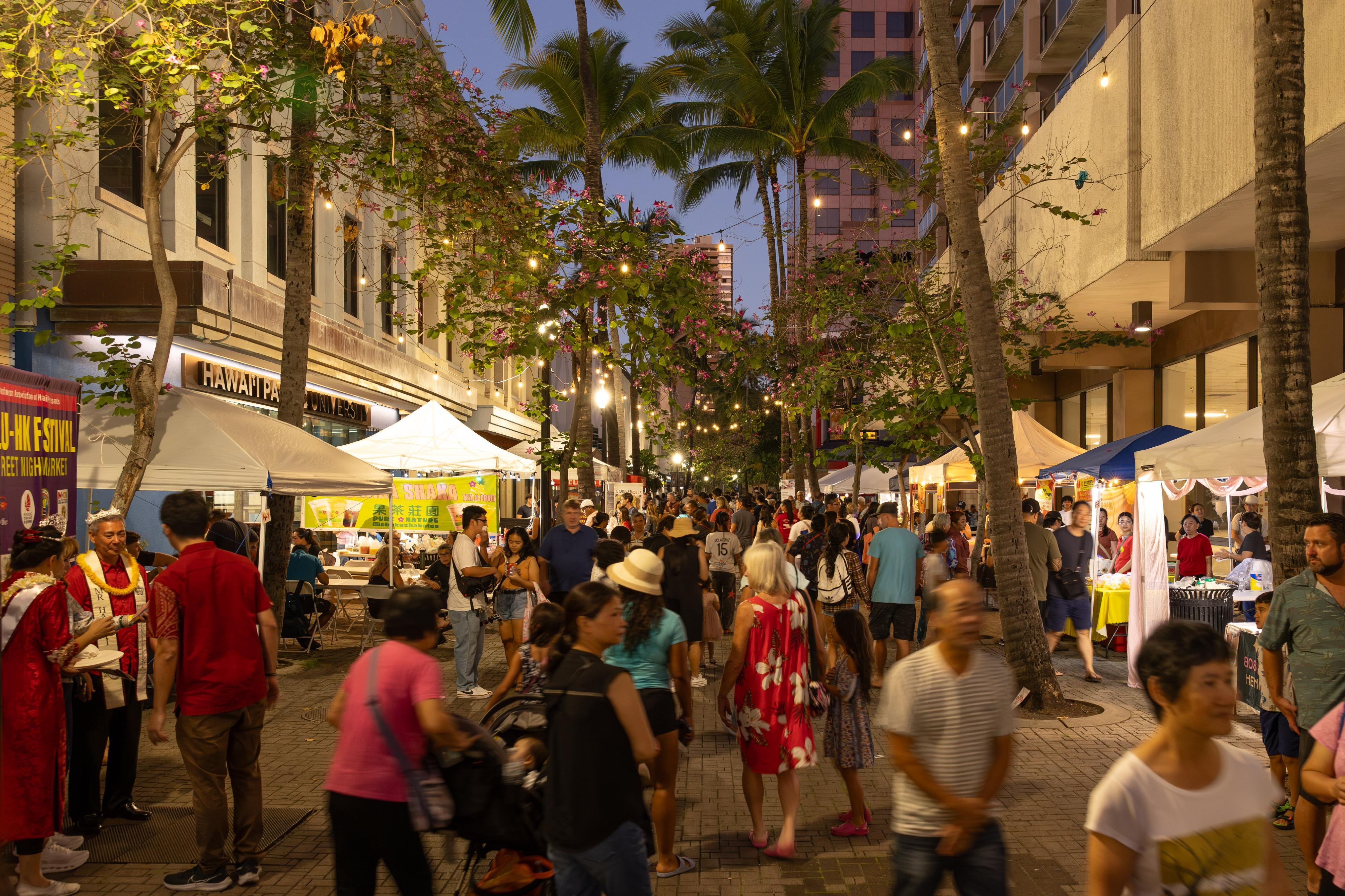 The inaugural Honolulu-Hong Kong Festival, with the Hong Kong Economic and Trade Office in San Francisco as title sponsor, kicked off with the outdoor street fair "Temple Street Night Market" on January 31 (Honolulu time) in Honolulu, Hawaii.