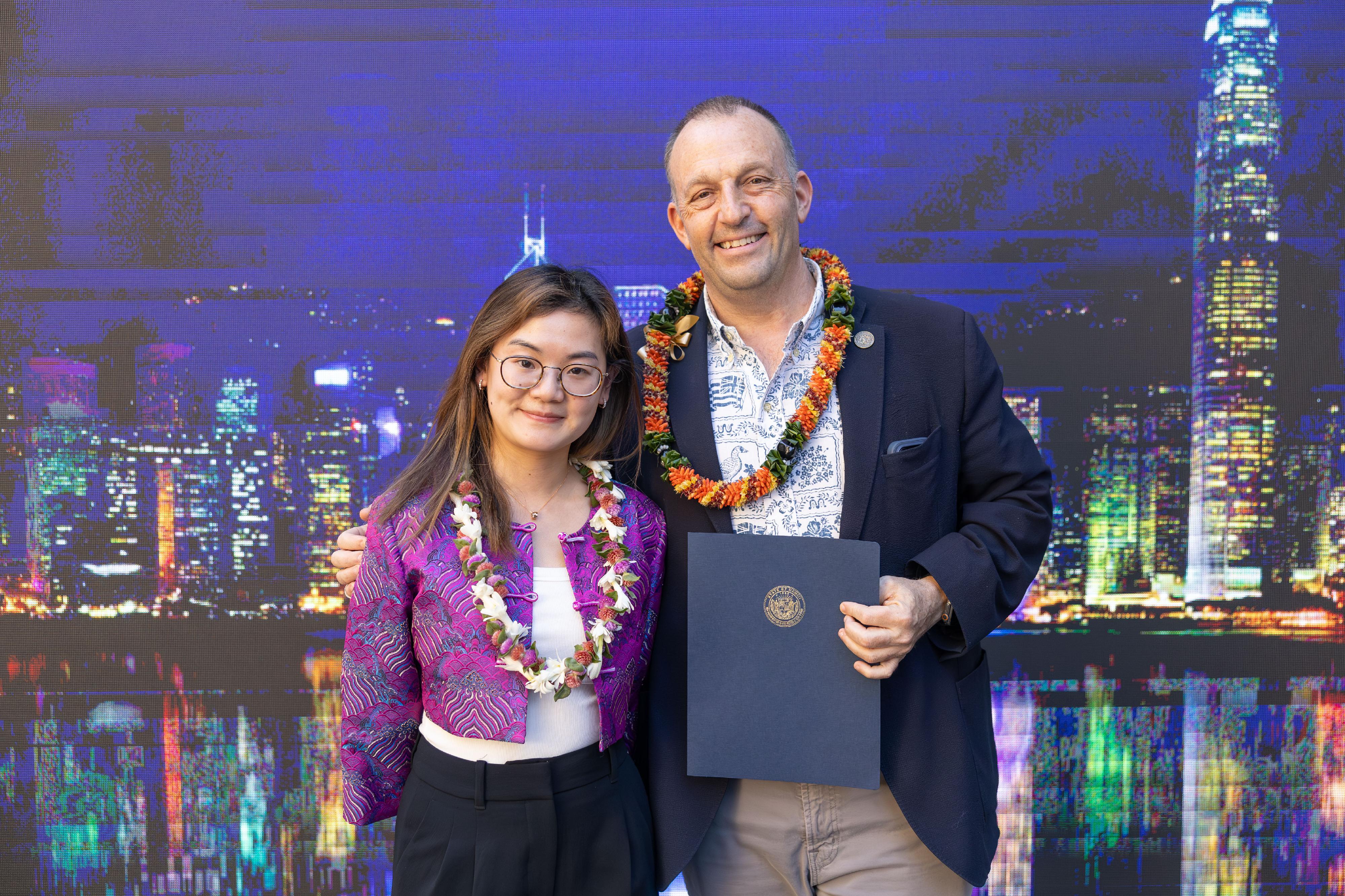 The inaugural Honolulu-Hong Kong Festival, with the Hong Kong Economic and Trade Office in San Francisco (HKETO San Francisco) as title sponsor, kicked off with the outdoor street fair "Temple Street Night Market" on January 31 (Honolulu time) in Honolulu, Hawaii. Photo shows the Governor of Hawaii, Dr Josh Green (right), and the Deputy Director of HKETO San Francisco, Ms Iris Wong (left), at the event. 