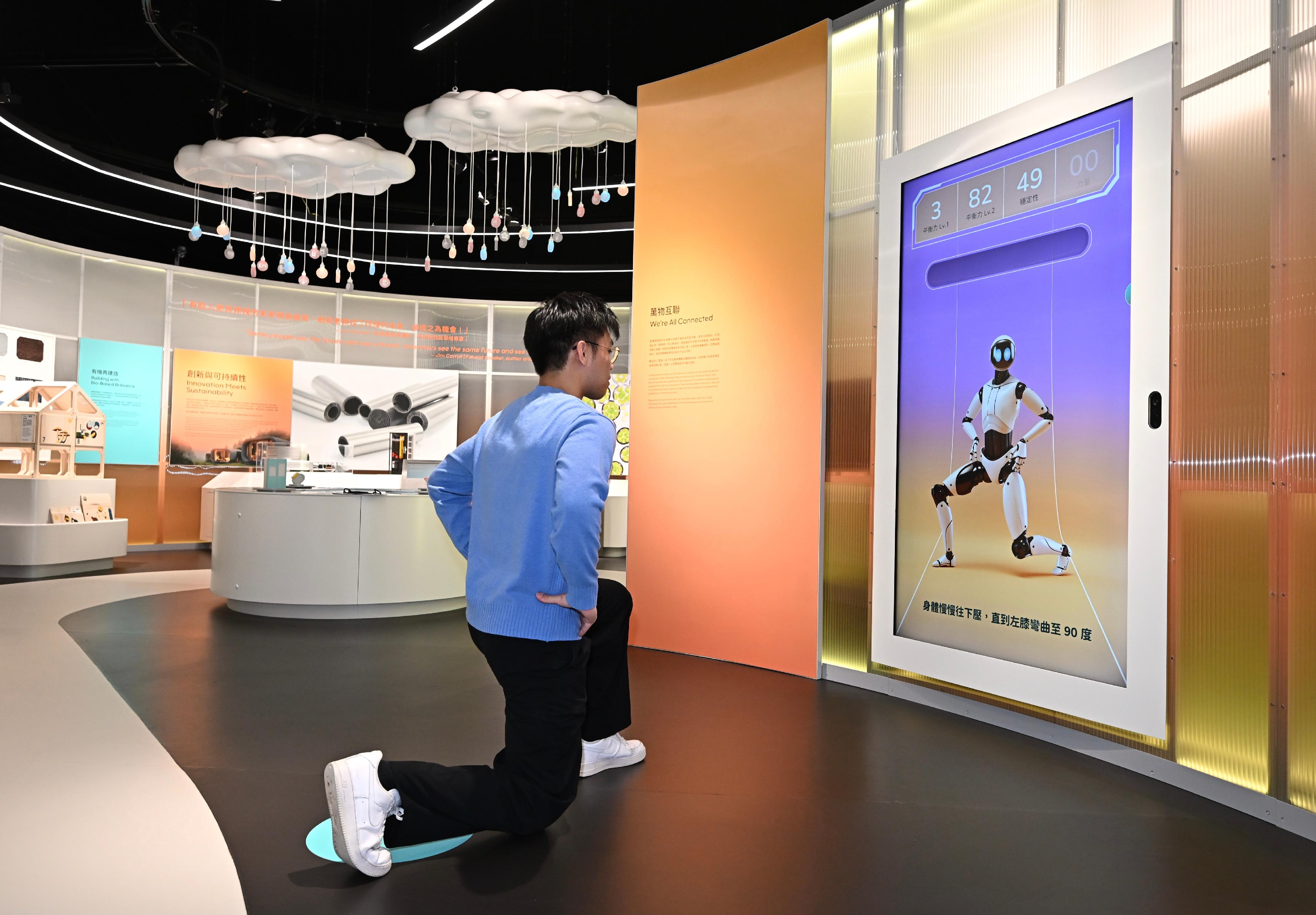 The Hong Kong Science Museum will launch three new permanent exhibition galleries from tomorrow (February 6). Photo shows the interactive exhibit "Get Moving with Smart Tech" at the Living Tech Gallery. Visitors can learn yoga poses under the guidance of an AI coach.
