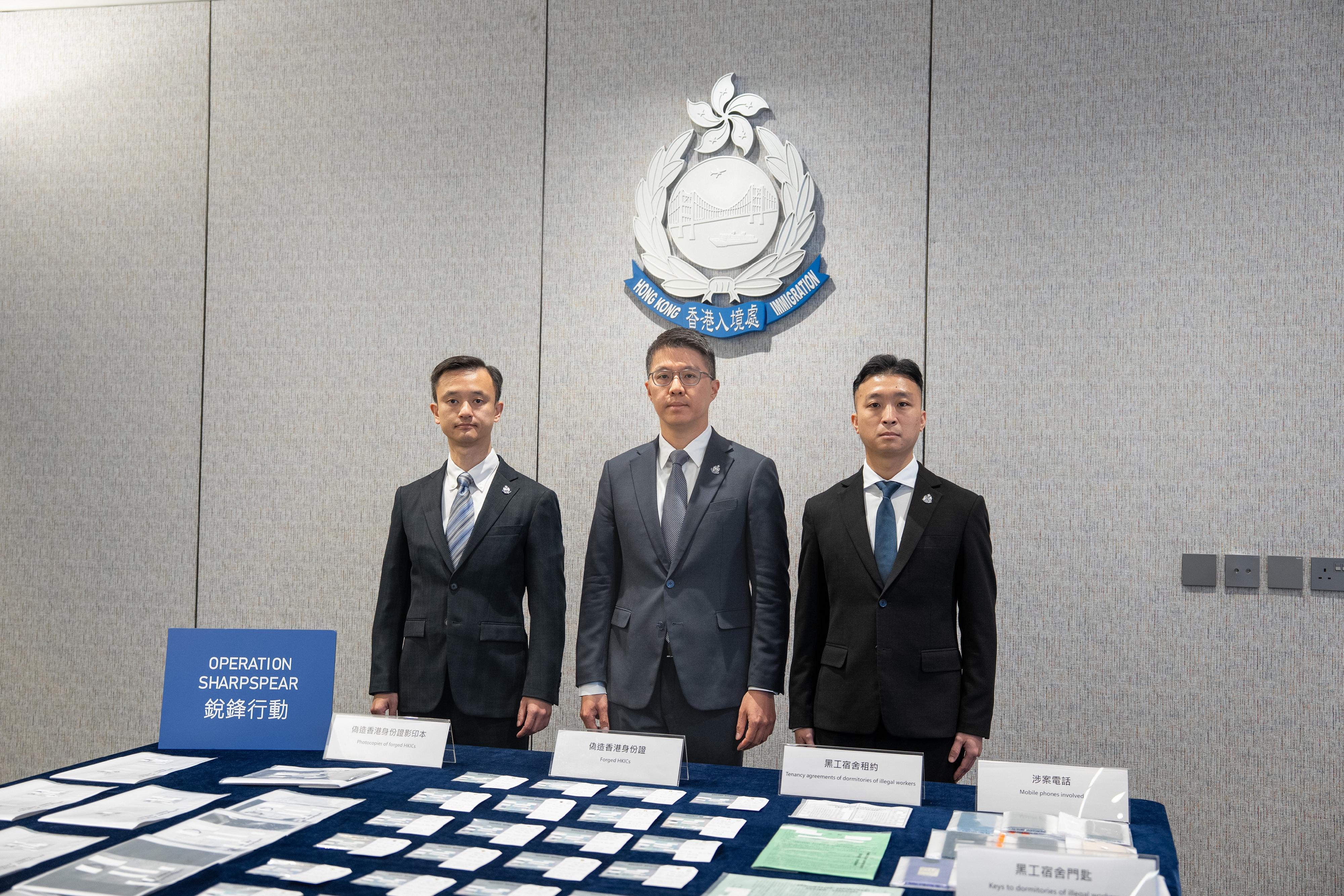 入境處聯同內地執法機關瓦解一個跨境偽證集團。圖示高級首席入境事務主任鄧家輝（中）及調查人員今日（二月五日）在新聞發布會展示行動中部分檢獲的證物。