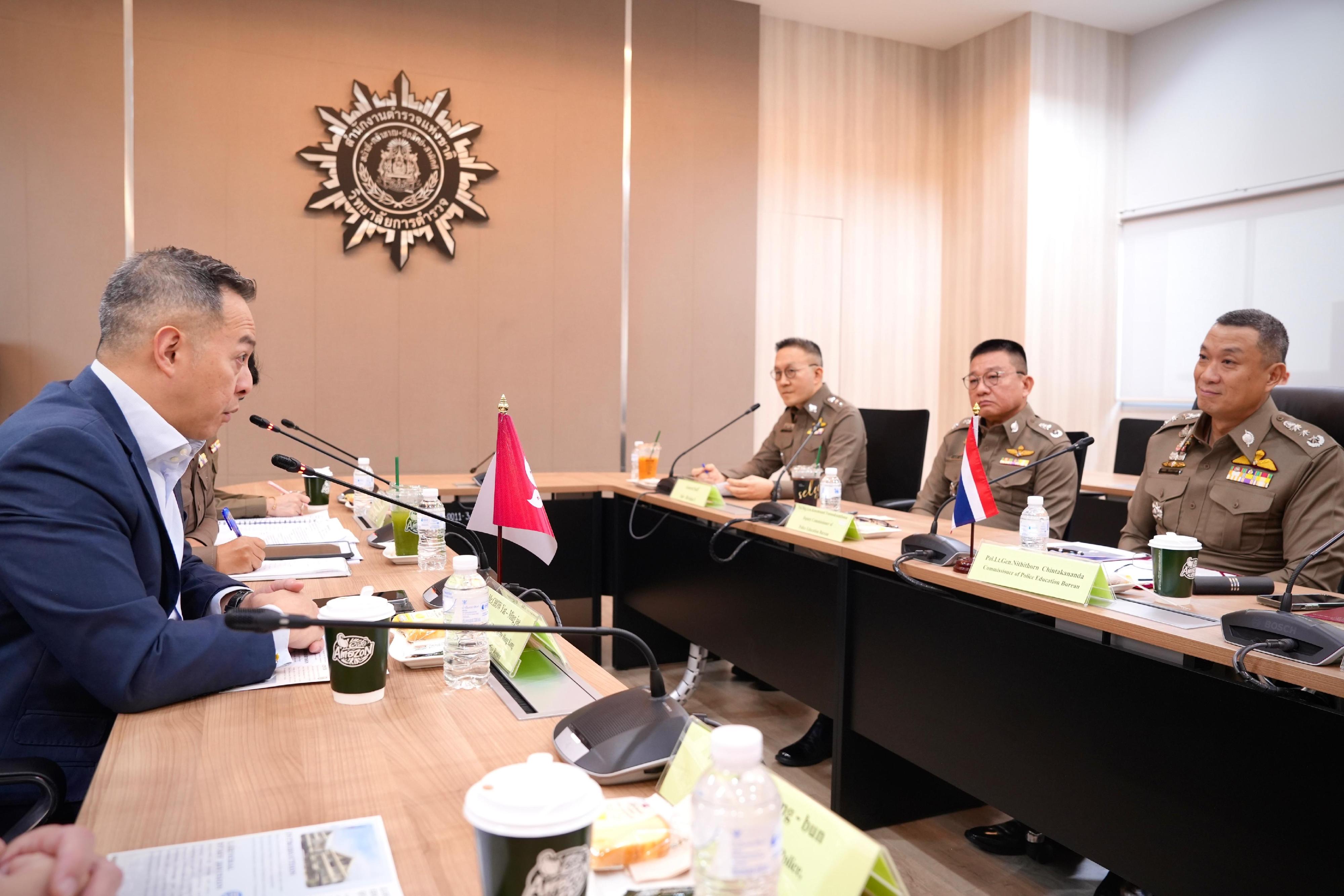 警務處處長周一鳴（左）率領警隊代表團在二月三至五日訪問泰國曼谷，其間與當地的警察培訓部門代表會面，就警務專業發展培訓交流經驗和探討加強合作。