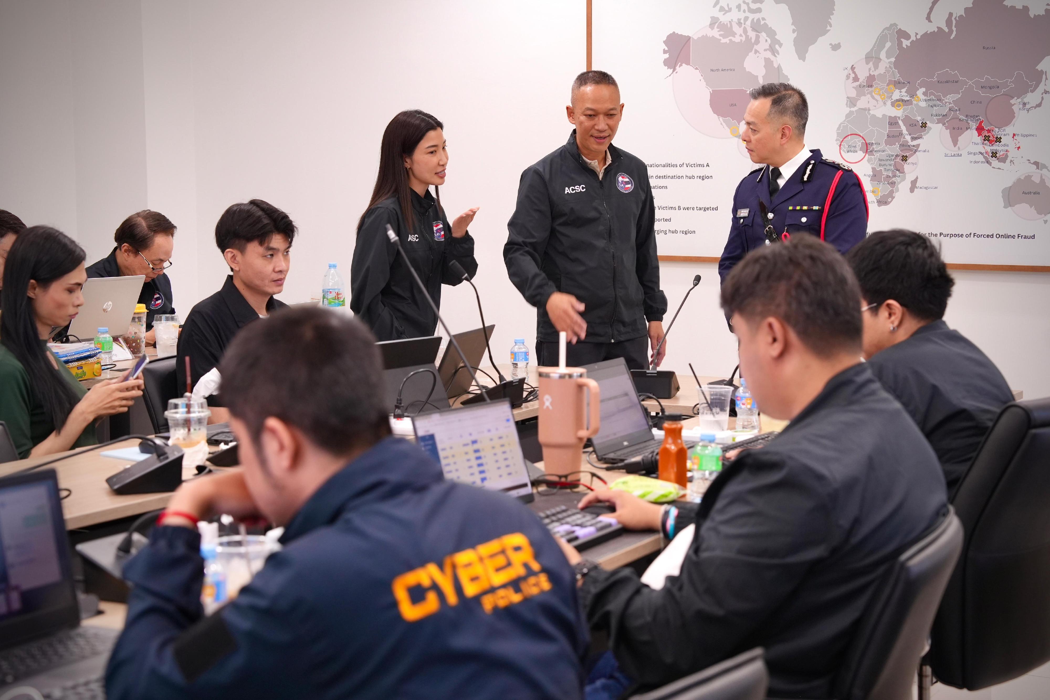 警務處處長周一鳴（後排右一）率領警隊代表團在二月三至五日訪問泰國曼谷，其間到訪泰國皇家警察反網絡詐騙中心，與當地警務人員就打擊詐騙犯罪活動交流經驗和探討加強合作。