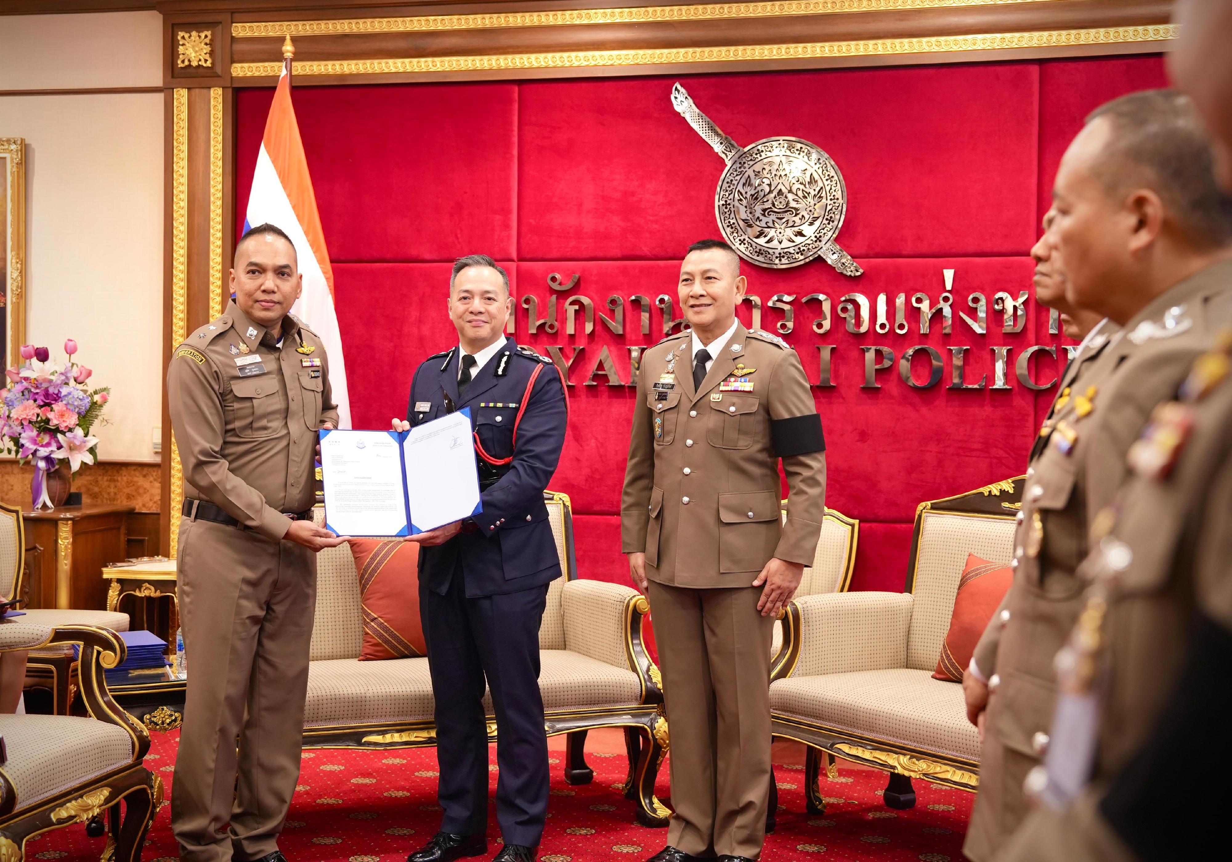 The Commissioner of Police, Mr Chow Yat-ming (second left), paid a courtesy call on the Commissioner-General of the Royal Thai Police, Police General Kittharath Punpetch (third left) yesterday (February 4). Photos shows Mr Chow presenting a letter of appreciation to a representative of the Royal Thai Police (first left), thanking them for their full support in response to a request from the Hong Kong Police Force regarding a robbery case that occurred in June 2025, which led to the swift arrest of the suspect in Thailand. 