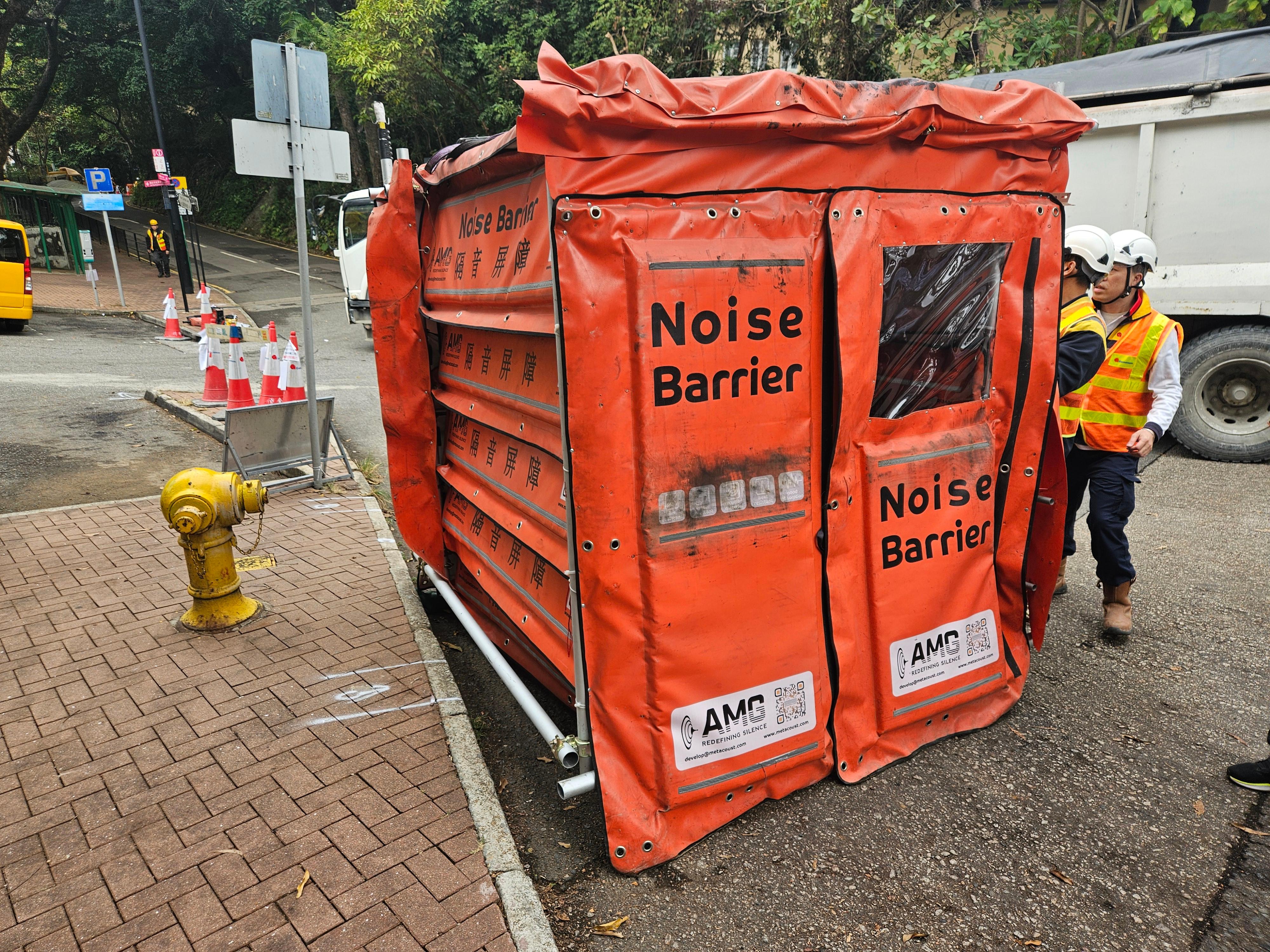 環境保護署今日（二月六日）表示，透過與路政署協作，將由塑膠回收再造成的創新聲學超材料應用於路政署在大埔運頭角里的一項道路重鋪工程，顯著減少工程噪音對鄰近居民的影響，成功將原先施工時間由三晚壓縮至一整天。圖示由塑膠回收再造成的聲學超材料隔音罩。