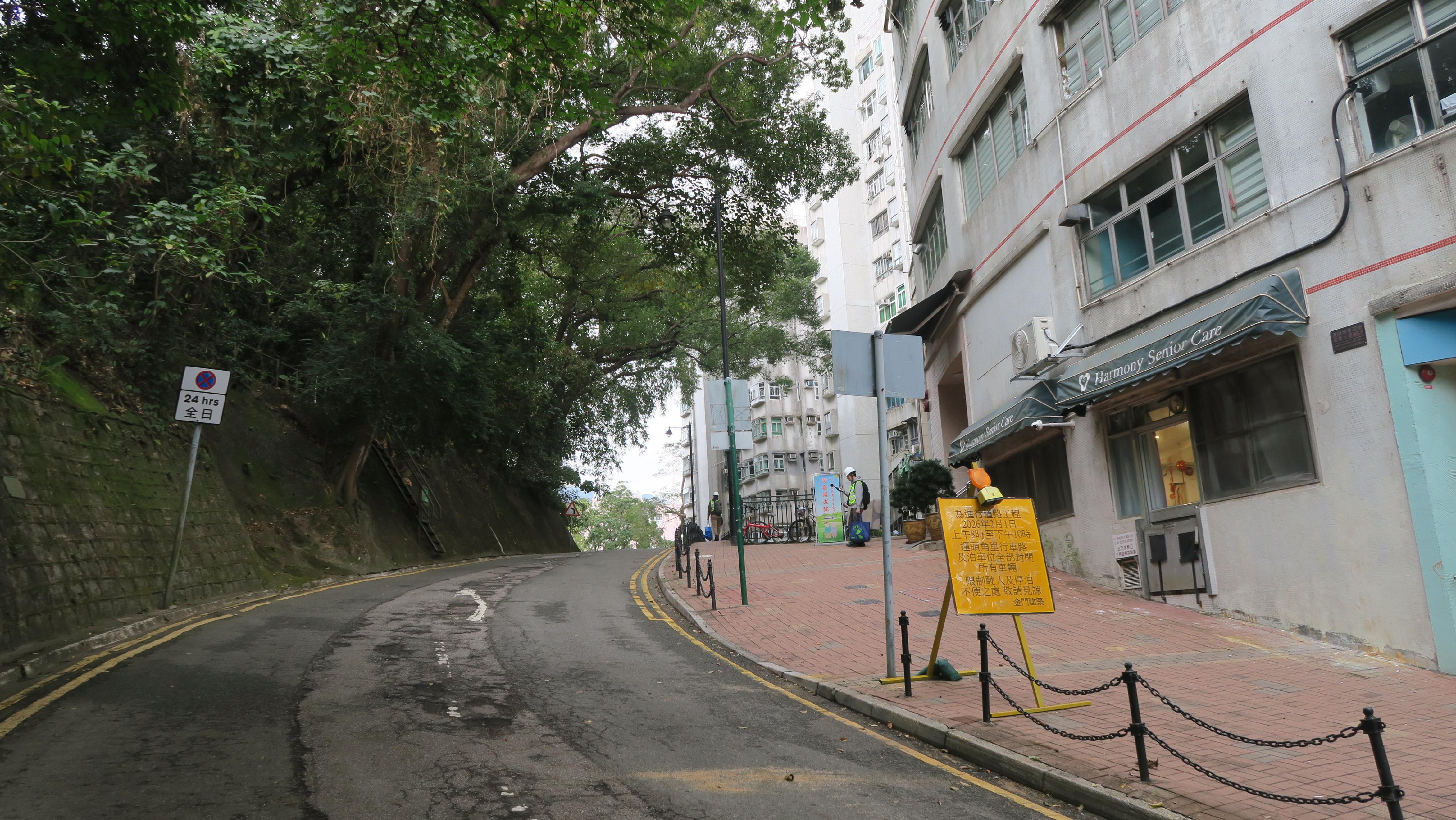 The Environmental Protection Department today (February 6) said that, together with the Highways Department (HyD), they have collaboratively implemented the innovative acoustic metamaterials made from recycled plastics in an HyD road resurfacing work on Wan Tau Kok Lane in Tai Po. The new innovative acoustic metamaterials significantly minimised noise impact on nearby residents and hence compressed the construction work period from the originally three nights to one whole day. Photo shows Wan Tau Kok Lane before the construction work.