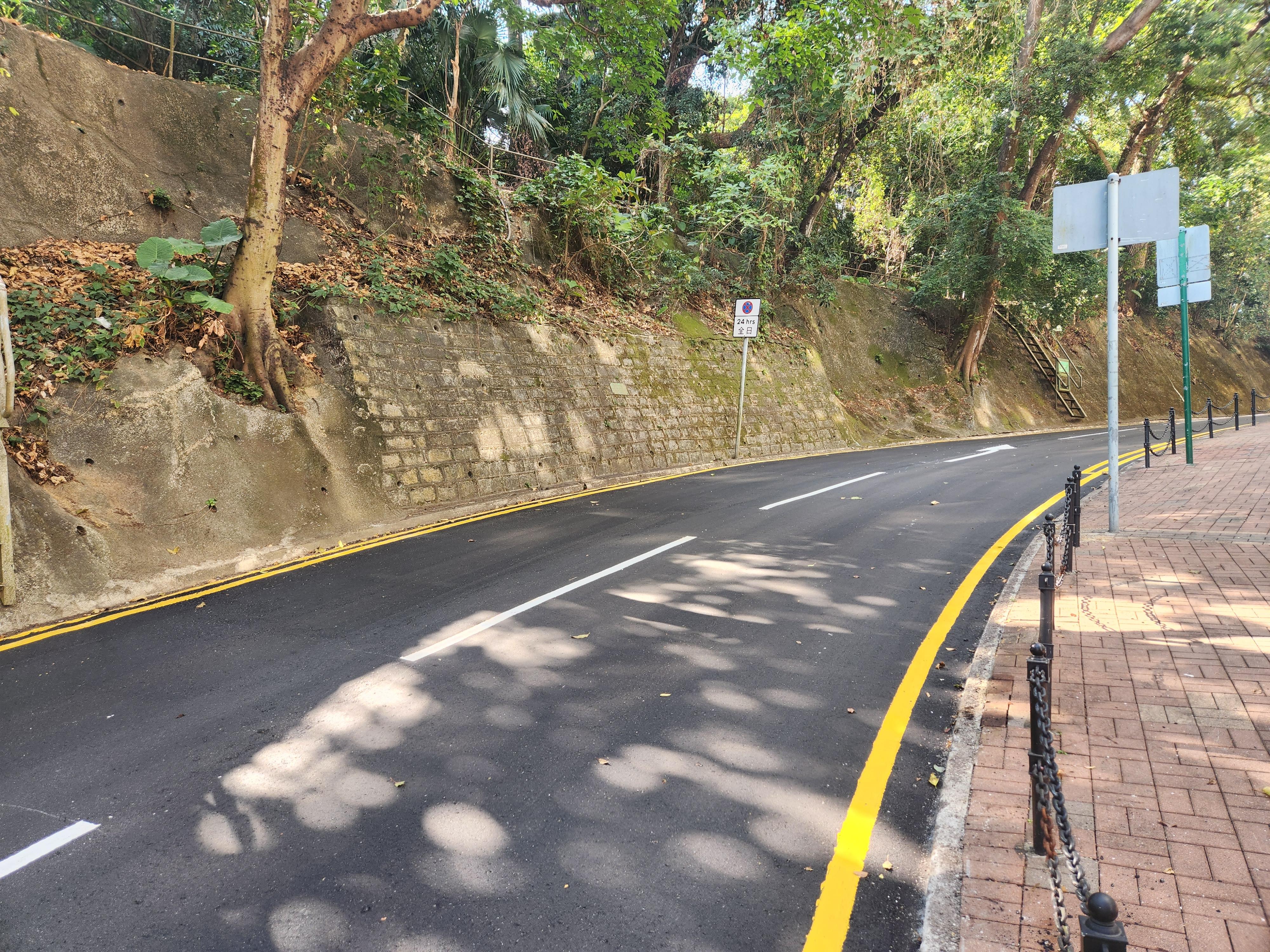 The Environmental Protection Department today (February 6) said that, together with the Highways Department (HyD), they have collaboratively implemented the innovative acoustic metamaterials made from recycled plastics in an HyD road resurfacing work on Wan Tau Kok Lane in Tai Po. The new innovative acoustic metamaterials significantly minimised noise impact on nearby residents and hence compressed the construction work period from the originally three nights to one whole day. Photo shows Wan Tau Kok Lane after the construction work.