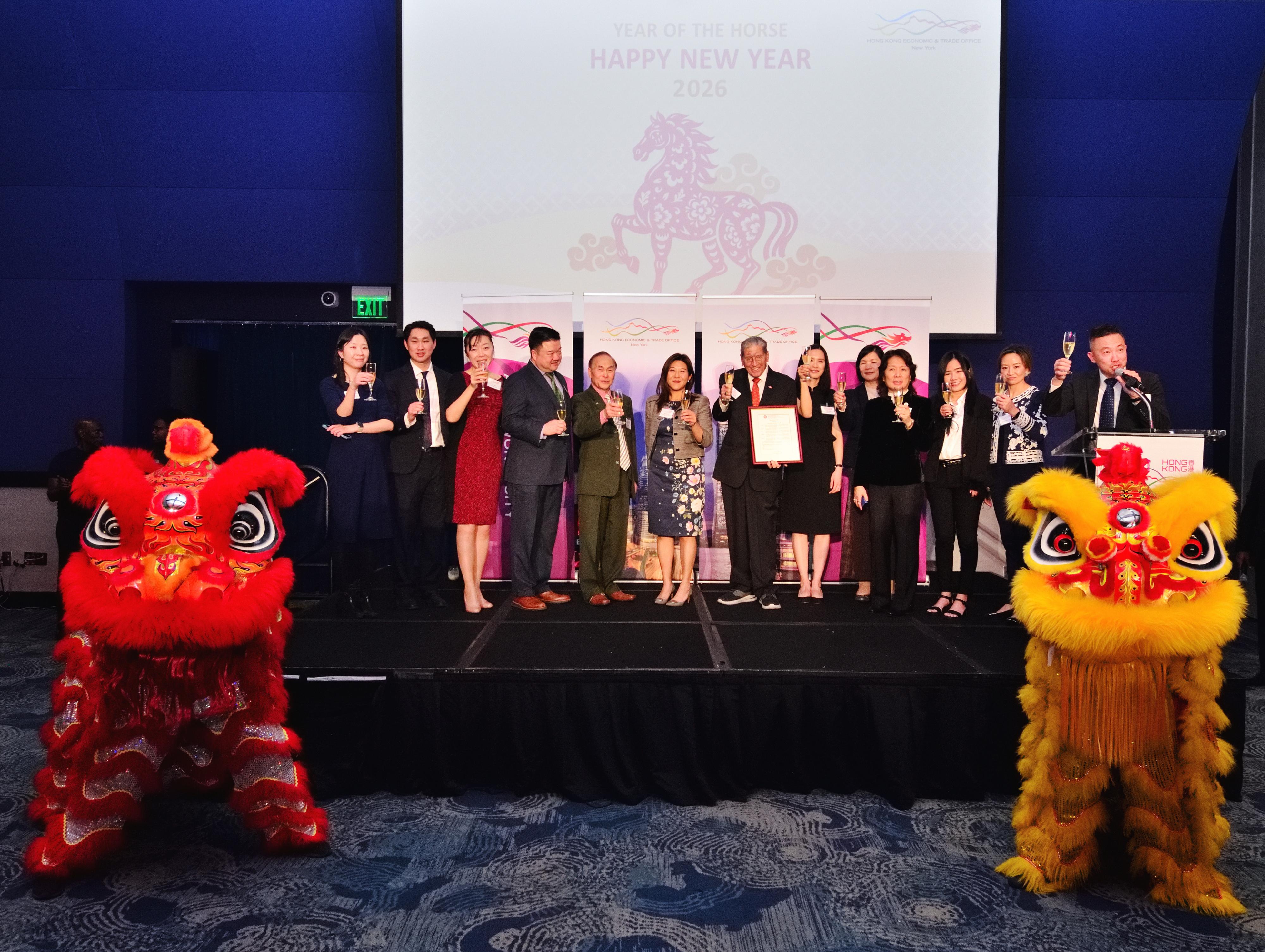 The Hong Kong Economic and Trade Office in New York (New York ETO) hosted its annual Spring Reception in Atlanta, Georgia, the United States, on February 4 (Atlanta time) to welcome the Year of the Horse. Photo shows the Director of New York ETO, Ms Maisie Ho (sixth left), and other officiating guests proposing a toast.