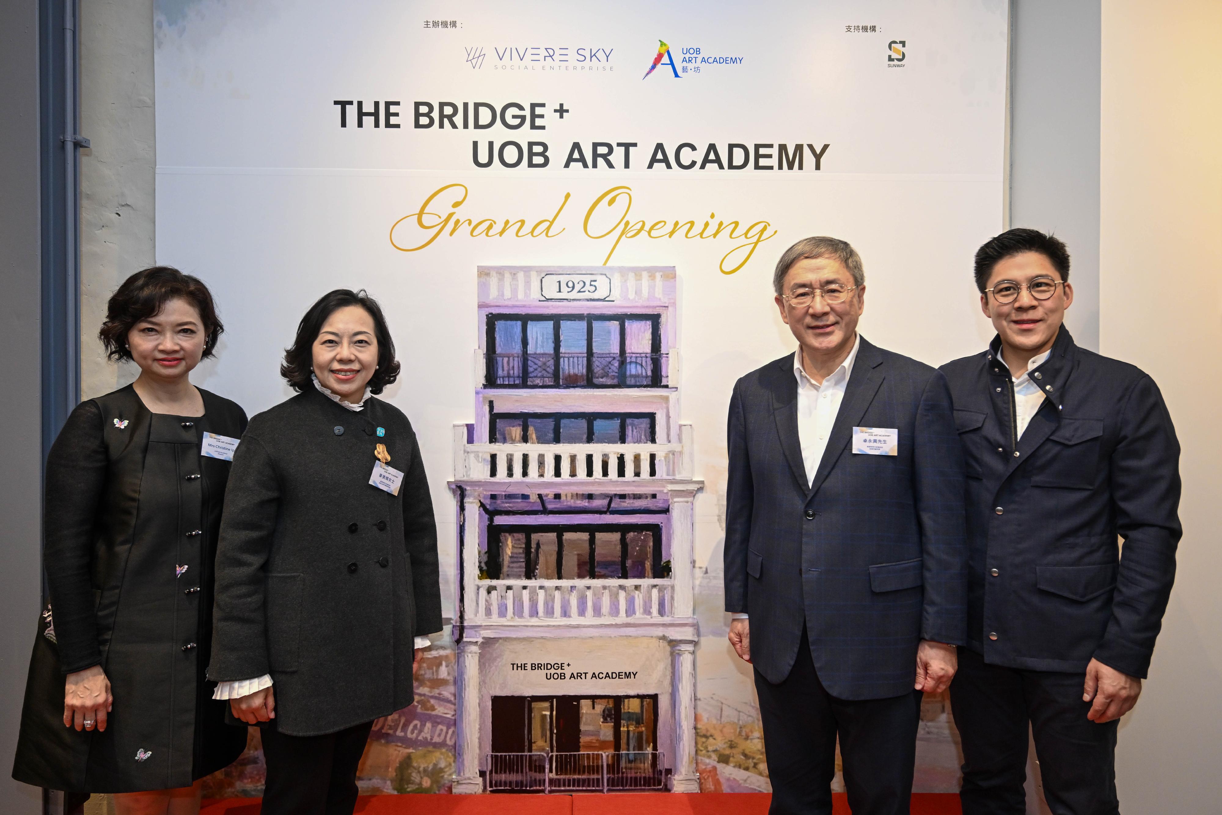 政務司副司長卓永興今日（二月六日）出席「THE BRIDGE⁺ UOB ART ACADEMY」開幕典禮。圖示（左起）大華銀行「藝‧坊」總監葉楊詩明、民政及青年事務局局長麥美娟、卓永興和德天社會企業創辦人霍啟剛主持啓用儀式。