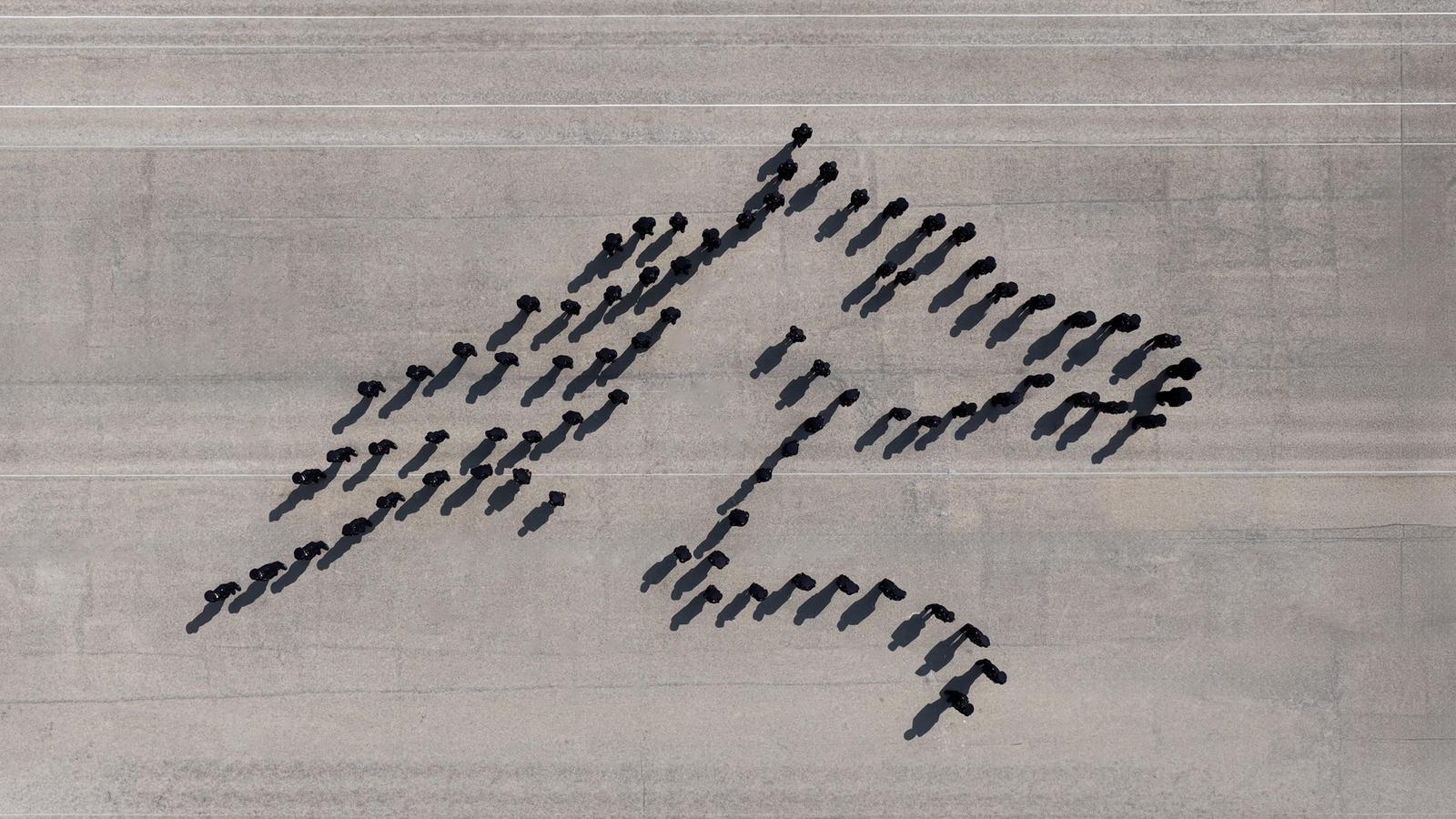 Hong Kong Customs Passing-out Parade was held today (February 6). Photo shows the parade forming the horse pattern.
