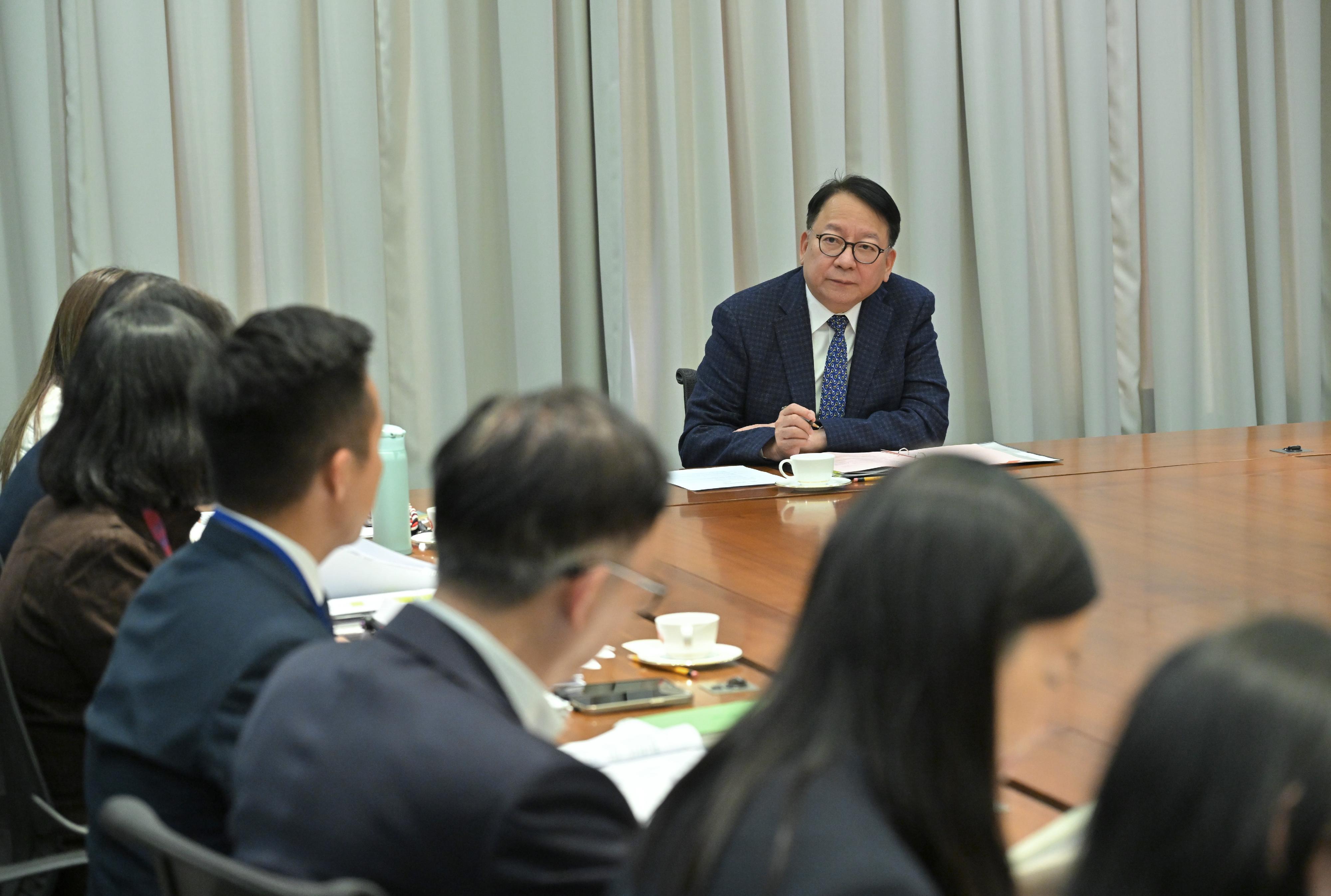 政務司司長陳國基今日（二月六日）主持節慶安排跨部門工作小組會議，全面統籌並督導各政府部門就內地春節黃金周期間接待訪港旅客的預備工作。