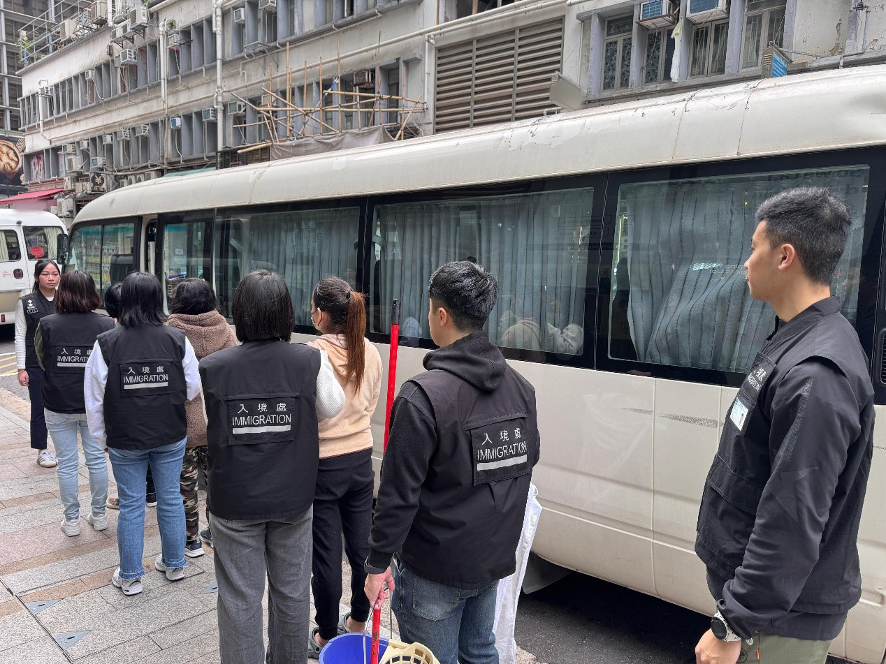 入境事務處於一月三十日至昨日（二月五日）在全港多區展開反非法勞工行動。圖示懷疑非法勞工在行動中被捕。