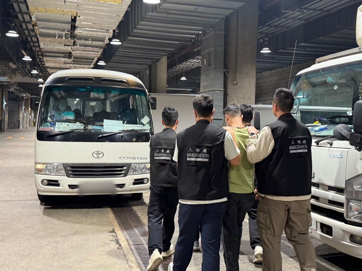 入境事務處於一月三十日至昨日（二月五日）在全港多區展開反非法勞工行動。圖示懷疑非法勞工在行動中被捕。