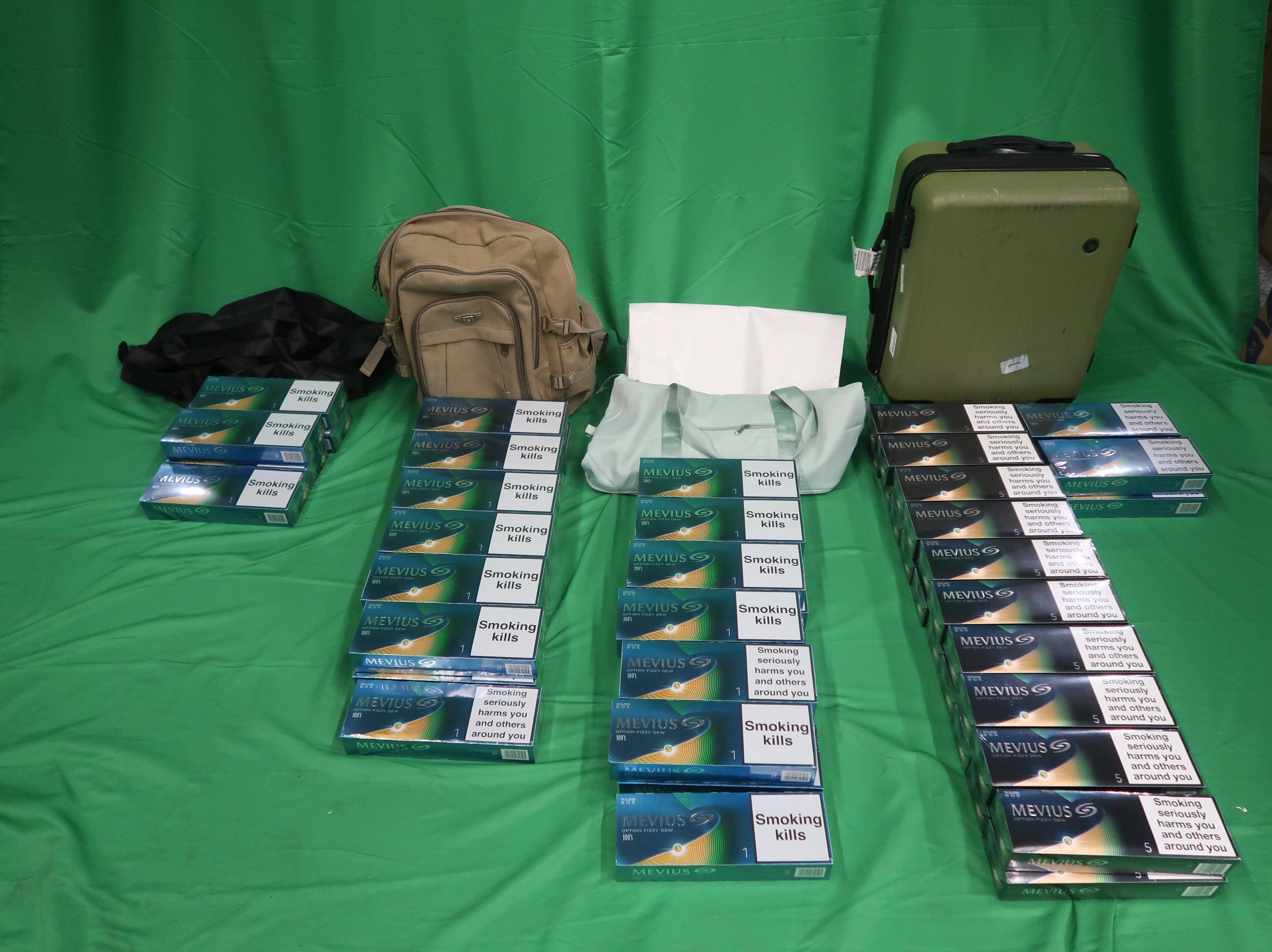 一名入境男旅客因進口未完稅香煙及未有向海關人員作出申報，違反《應課稅品條例》，今日（二月七日）在九龍城裁判法院被判處監禁兩個月和罰款二千元。圖示檢獲的未完稅香煙。
