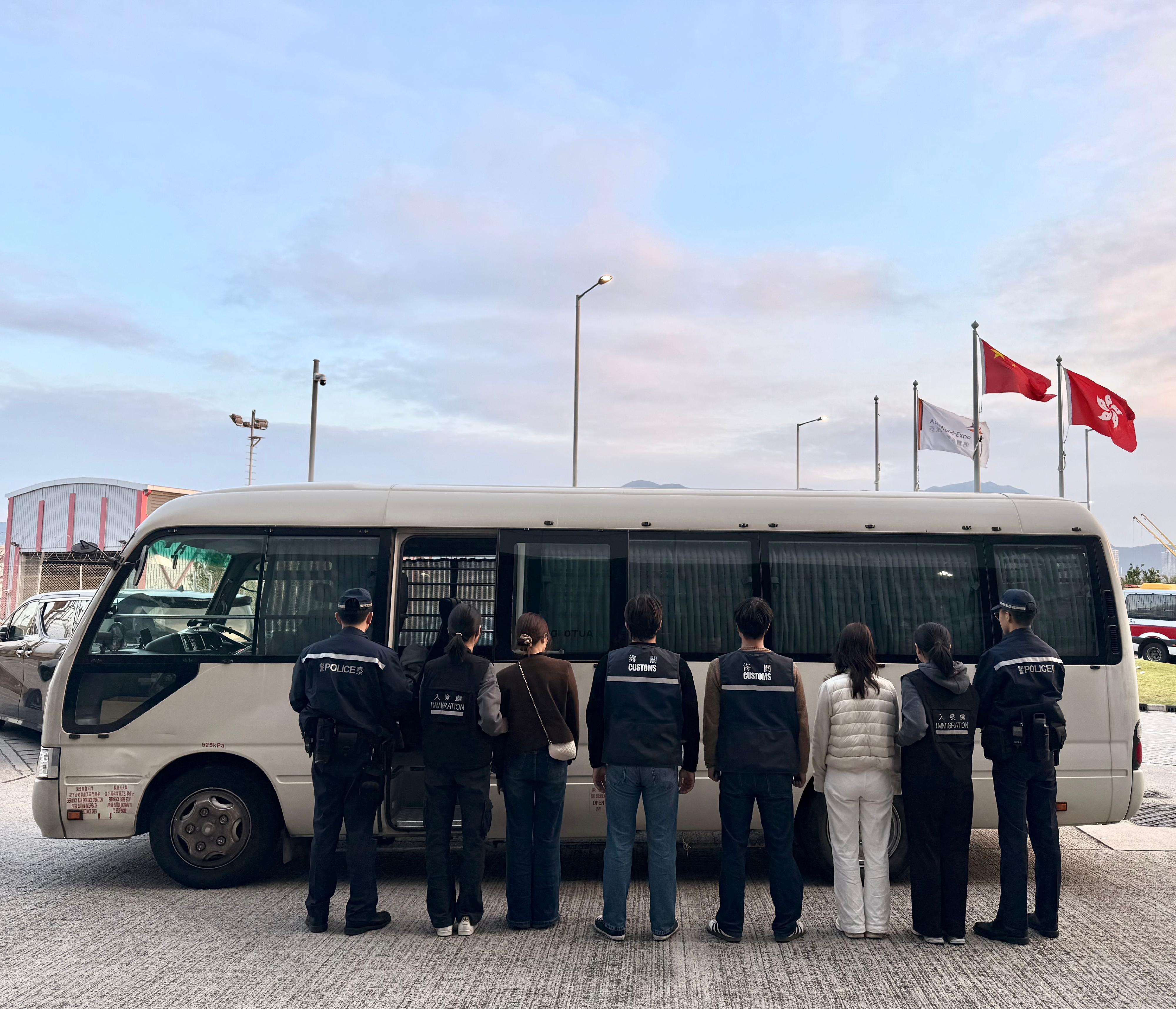 香港海關二月七日及八日在盛事舉行期間，聯同入境事務處及香港警務處於亞洲博覽館附近採取聯合執法行動，打擊流動小販售賣侵權物品、非法勞工及非法兜售演唱會門票活動，行動中拘捕五名懷疑非法勞工。