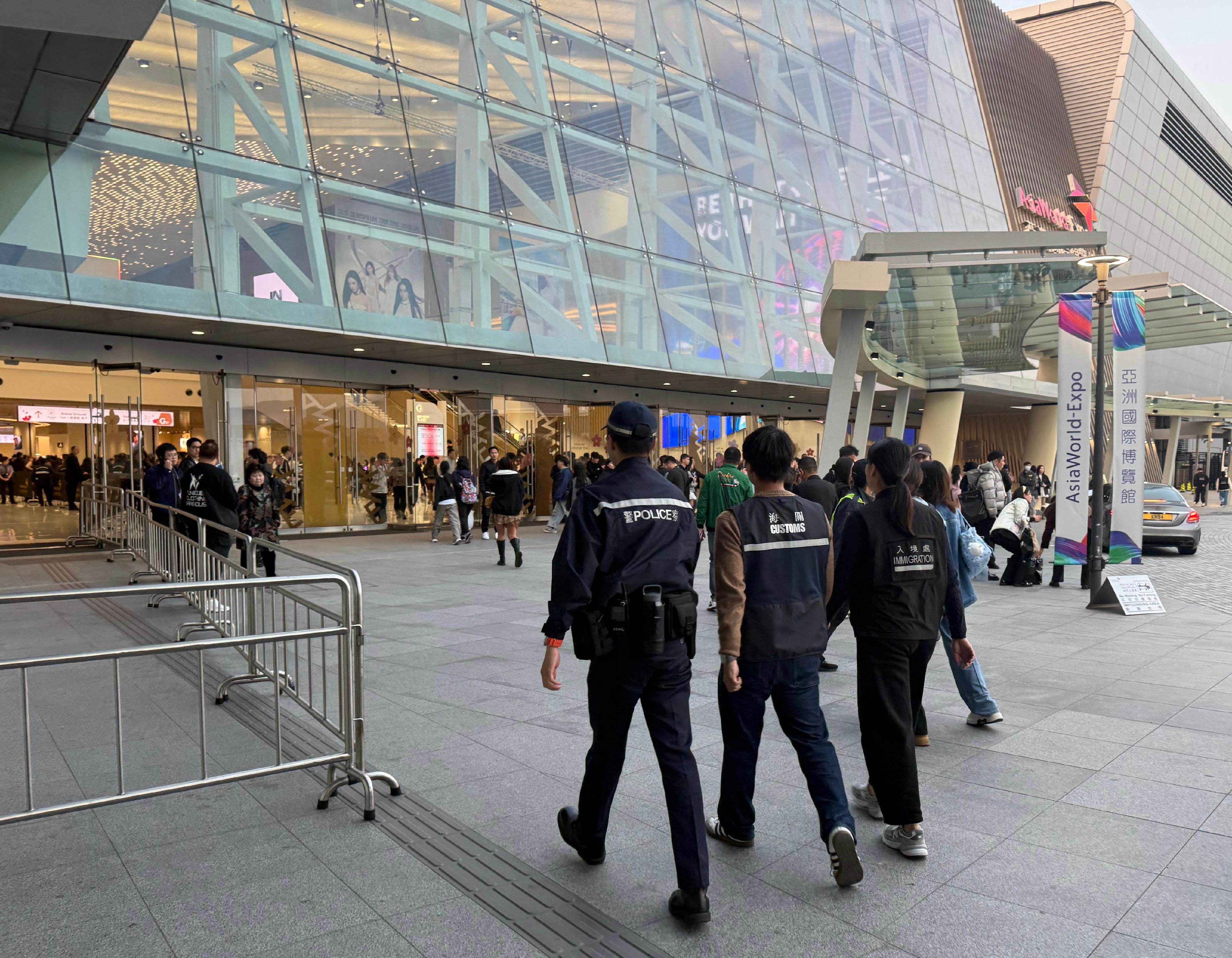 During a mega event held on February 7 and 8, Hong Kong Customs conducted a joint enforcement operation with the Immigration Department and the Hong Kong Police Force to combat the sale of infringing goods by mobile hawkers, illegal worker and concert ticket scalping activities in the vicinity of the AsiaWorld-Expo. 