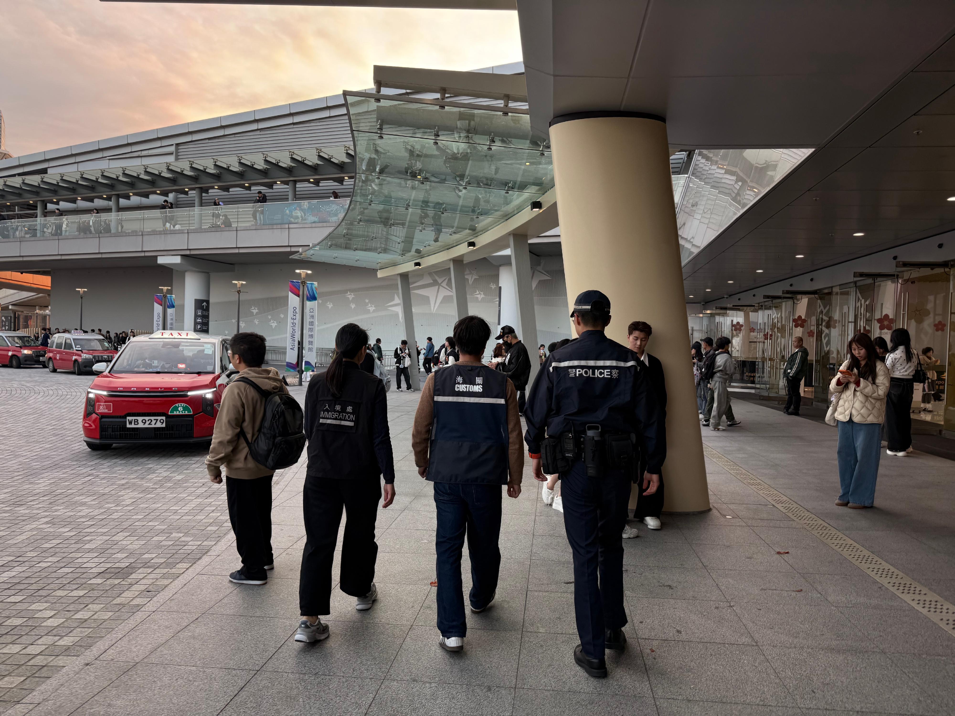 During a mega event held on February 7 and 8, Hong Kong Customs conducted a joint enforcement operation with the Immigration Department and the Hong Kong Police Force to combat the sale of infringing goods by mobile hawkers, illegal worker and concert ticket scalping activities in the vicinity of the AsiaWorld-Expo. 