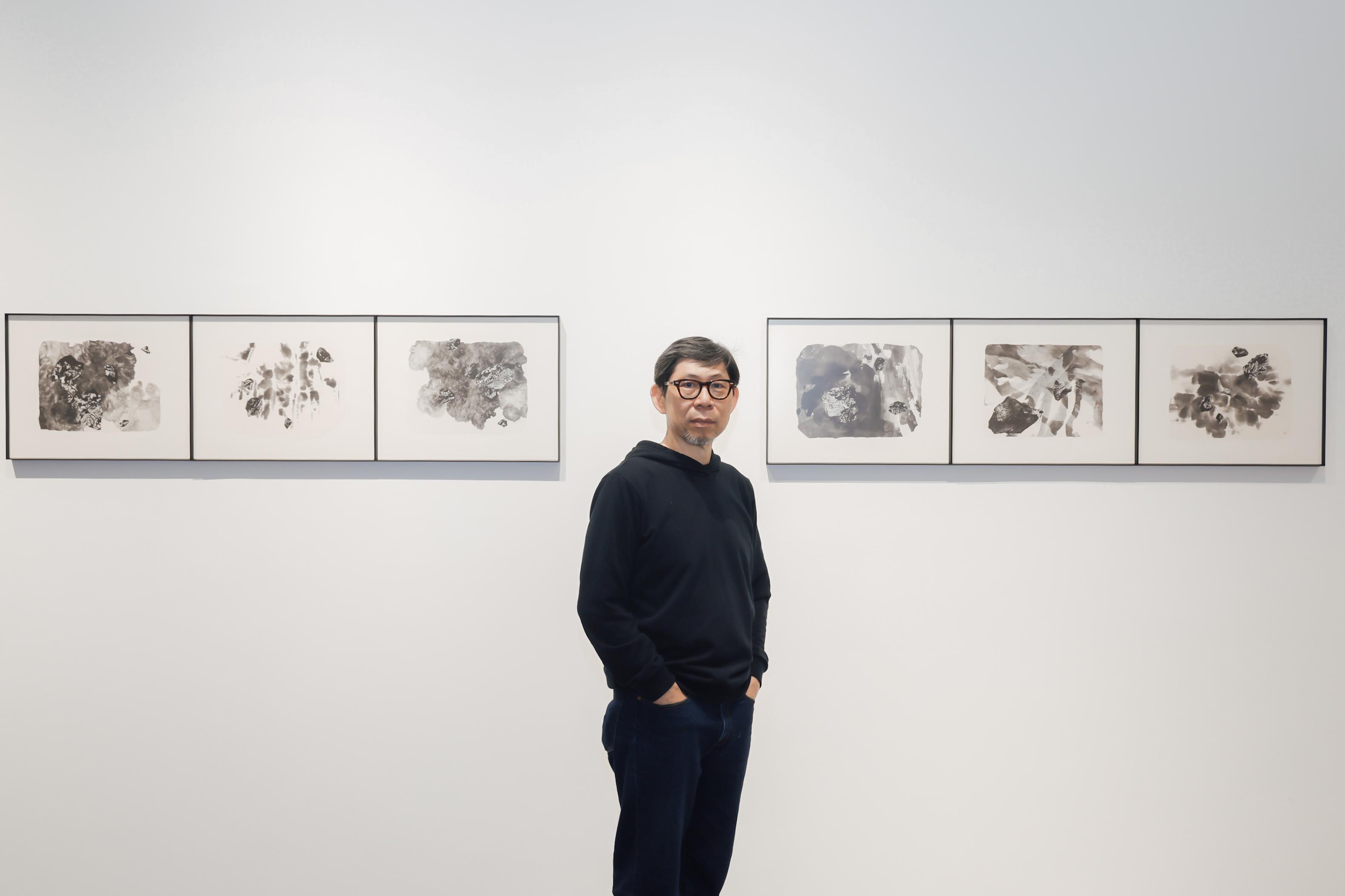 藝術推廣辦事處與深圳市前沿藝穗藝術中心共同籌劃的大灣區藝術展覽系列「水墨異重奏」，第四場展覽「形神之辯」由即日起至三月二十八日在佛山西樵山美術館（有為館）舉行。圖示香港藝術家吳觀麟與他的水墨作品系列《喃喃》。