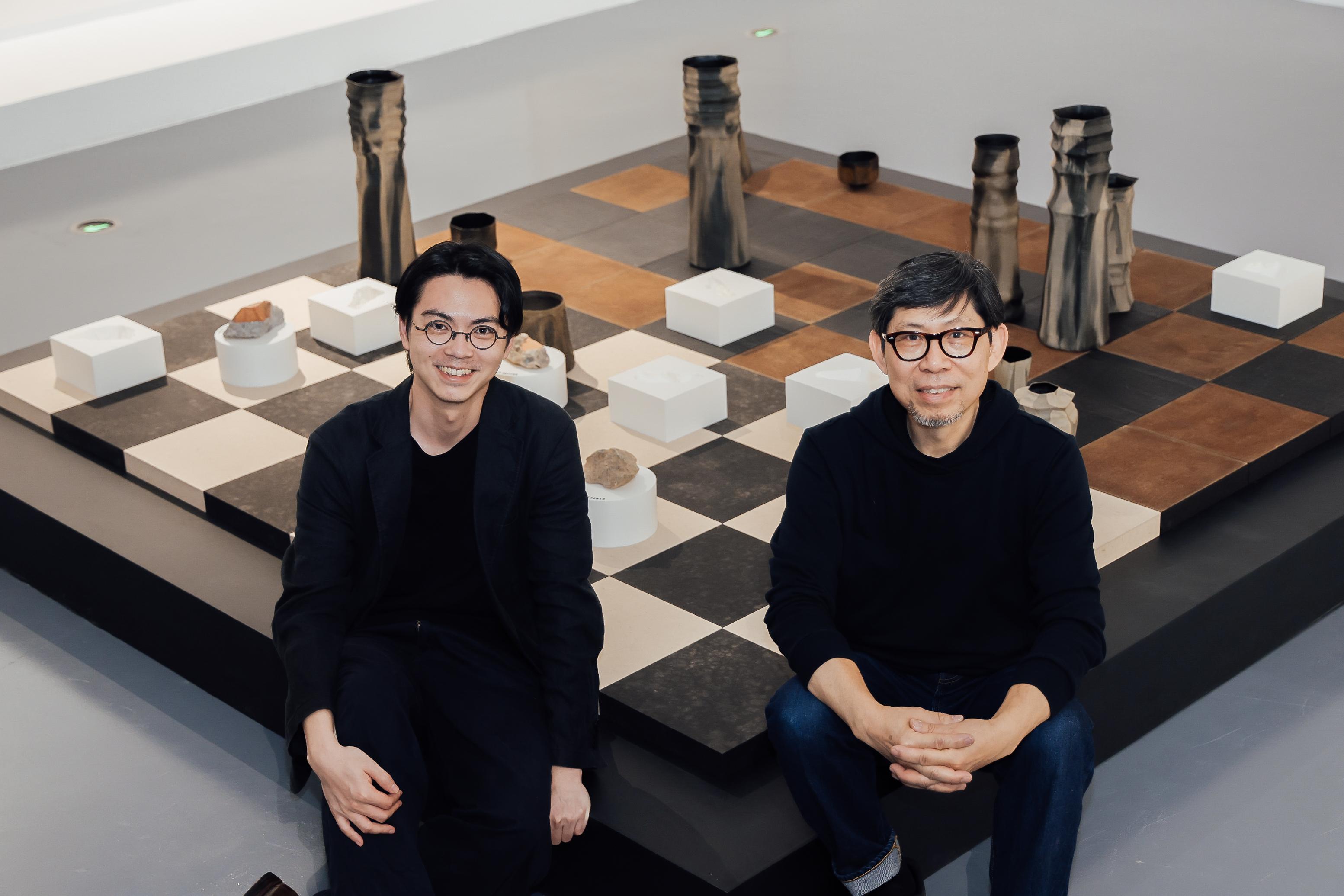 Jointly organised by the Art Promotion Office and the Shenzhen Fringe Art Center, the fourth exhibition "Debate on Form and Spirit" of the "Ink Art Ensembles" Exhibition Series in the Greater Bay Area is on display until March 28 at Xiqiao Mountain Art Museum (Youwei Art Museum) in Foshan. Photo shows Hong Kong artist Tony Ng (right) and Jiangmen artist Ou Tingzhu (left), and their co-created installation artwork "Ontology".