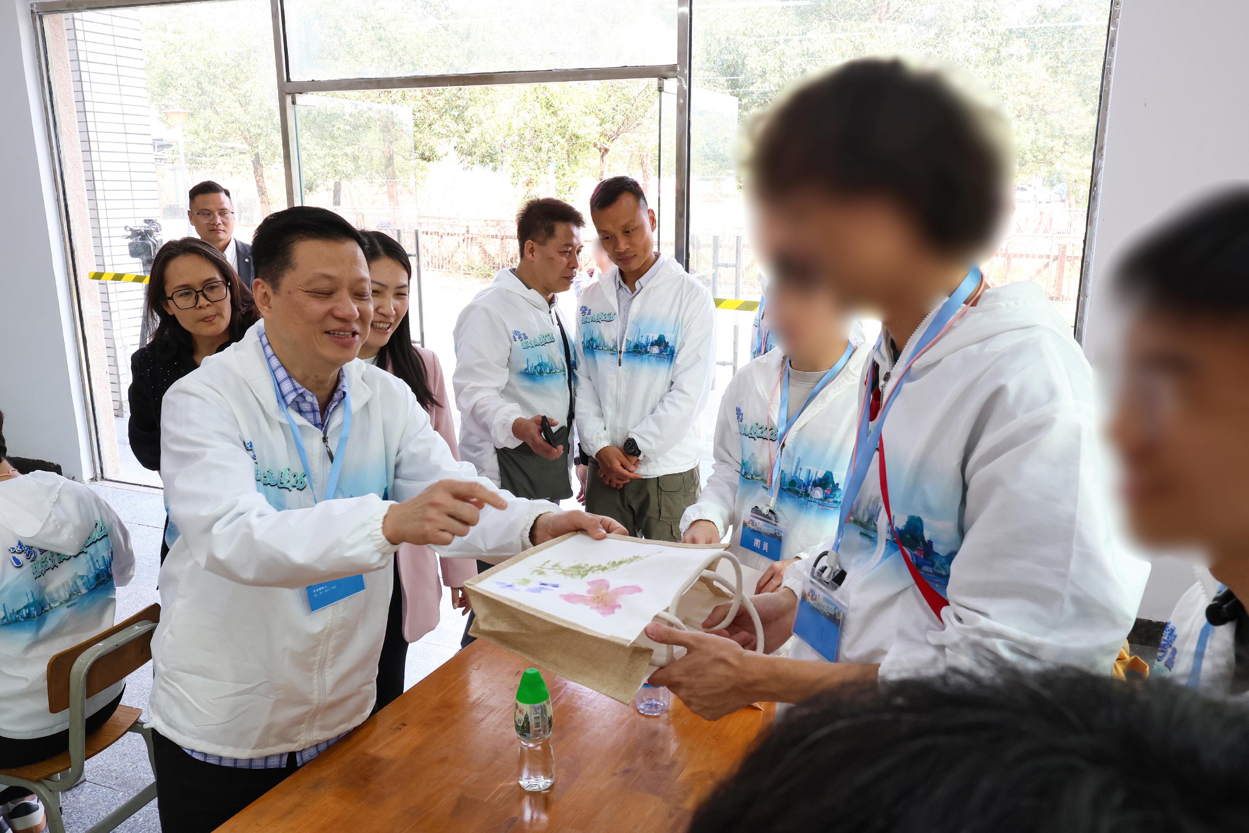 為進一步培養青少年更生人士的國家觀念及正確價值觀，懲教署人員率領已完成服刑並正接受監管的青少年參與「灣區體驗交流團2026」，前往位於粵港澳大灣區的佛山及珠海進行三日兩夜交流，認識國家歷史文化和不同領域的發展。圖示活動贊助人夏中建（前排左一）於二月七日帶領青少年更生人士到佛山一間學校體驗中國傳統手工藝，了解源遠流長的中國歷史與文化底蘊。