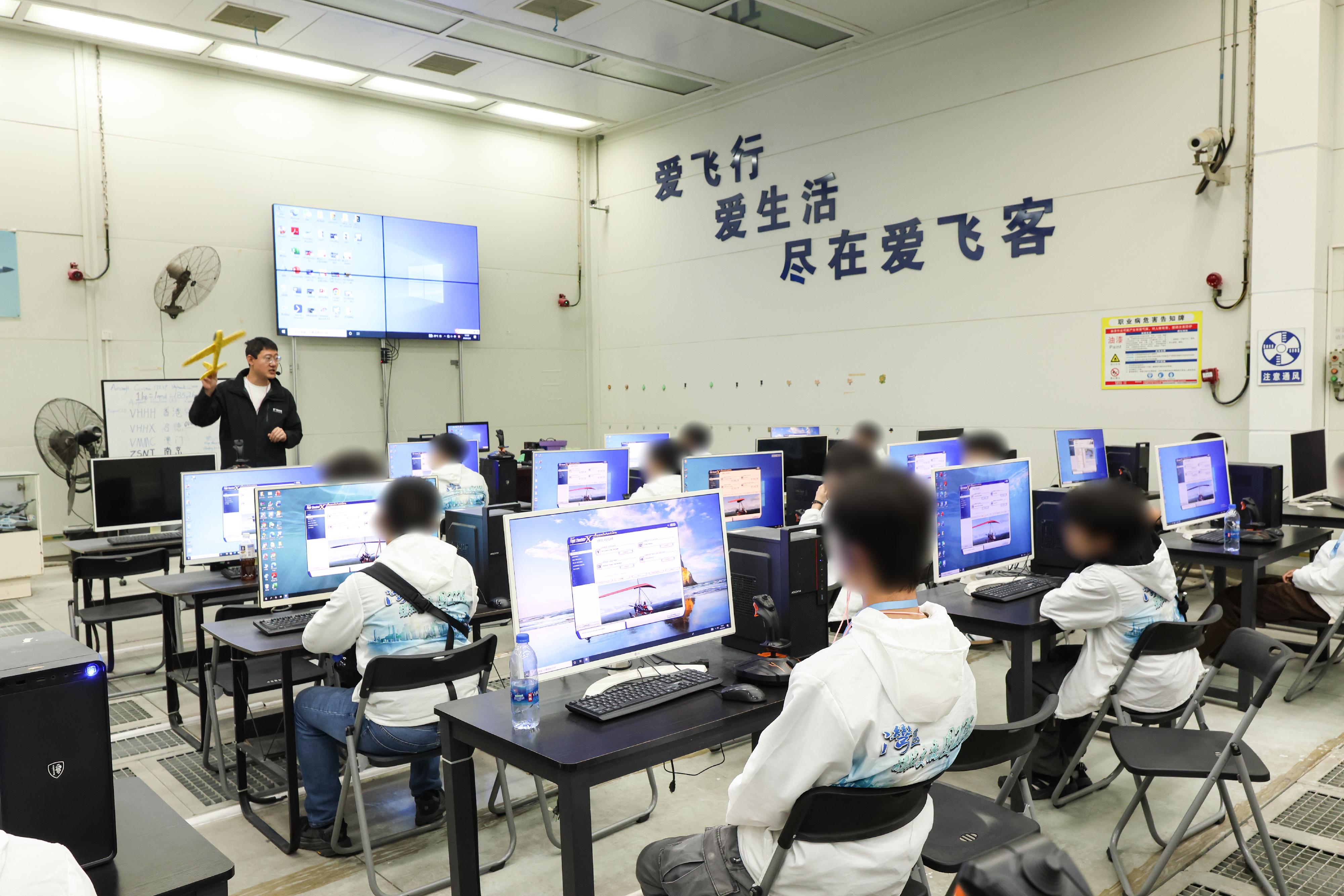 為進一步培養青少年更生人士的國家觀念及正確價值觀，懲教署人員率領已完成服刑並正接受監管的青少年參與「灣區體驗交流團2026」，前往位於粵港澳大灣區的佛山及珠海進行三日兩夜交流，認識國家歷史文化和不同領域的發展。圖示青少年更生人士於二月八日參觀珠海一間通用飛機公司，了解國家的飛機研發、製造與運營服務。