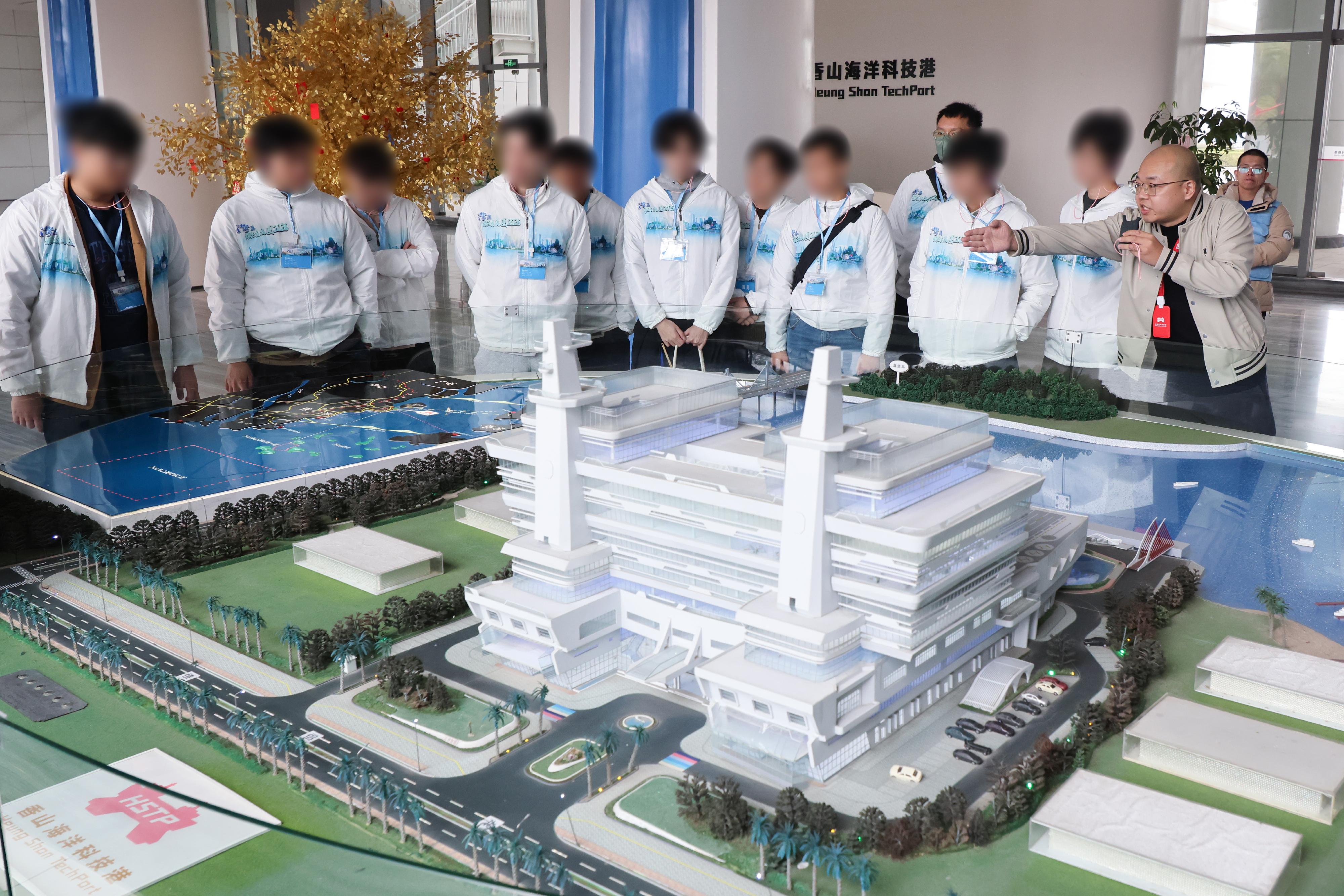 為進一步培養青少年更生人士的國家觀念及正確價值觀，懲教署人員率領已完成服刑並正接受監管的青少年參與「灣區體驗交流團2026」，前往位於粵港澳大灣區的佛山及珠海進行三日兩夜交流，認識國家歷史文化和不同領域的發展。圖示青少年更生人士今日（二月九日）參觀珠海一間智慧科技公司，了解國家的無人船研發與應用。