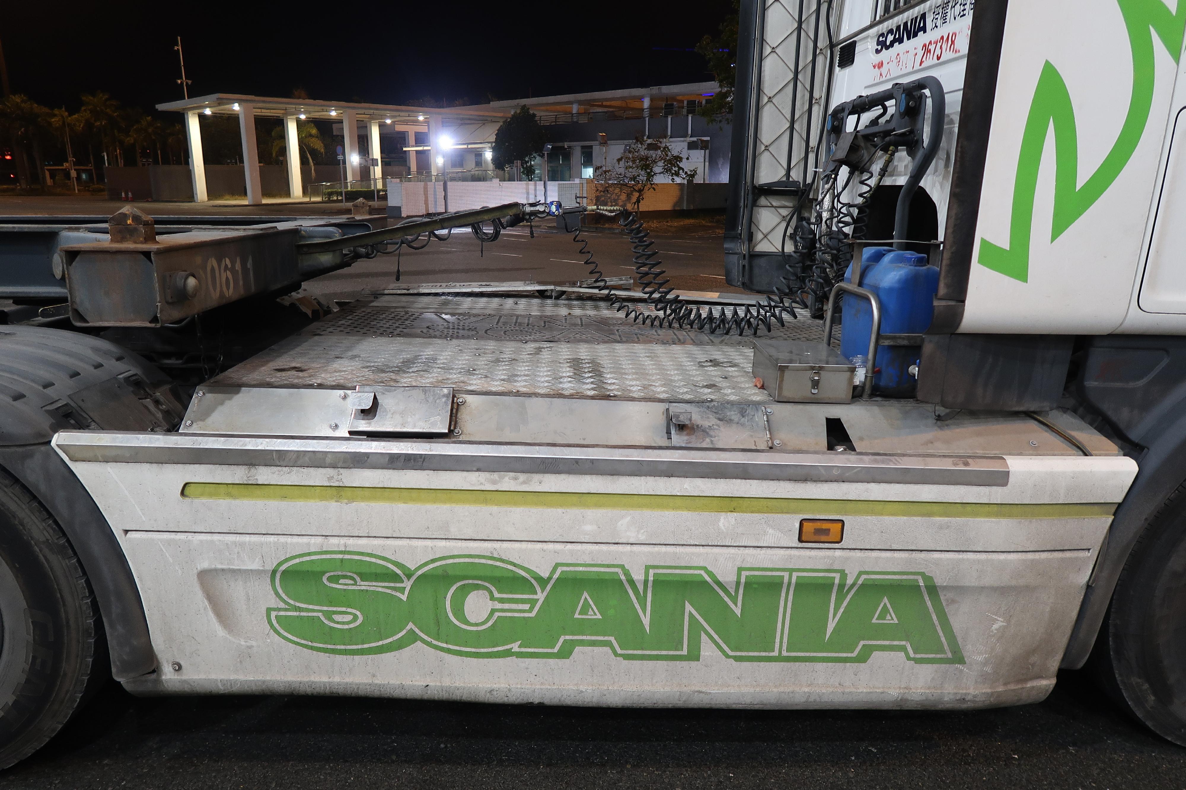 Hong Kong Customs on February 6 detected an illicit fuel smuggling case involving a cross-boundary lorry at the Shenzhen Bay Control Point and found a suspected altered structure inside the fuel tanks of the tractor of the lorry. Approximately 1 320 litres of unmanifested motor spirit were seized. Photo shows an extra fuel tank cap found under metal cover panels on the left and right sides of the tractor of the lorry, with suspected illicit motor spirit concealed inside.