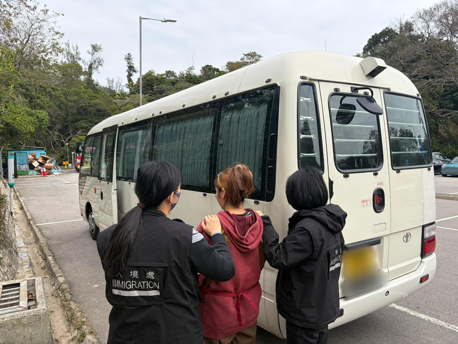 入境事務處於二月五日至二月九日一連五日在全港各區展開代號「劍魚」的反非法勞工行動。圖示懷疑非法勞工在行動中被捕。