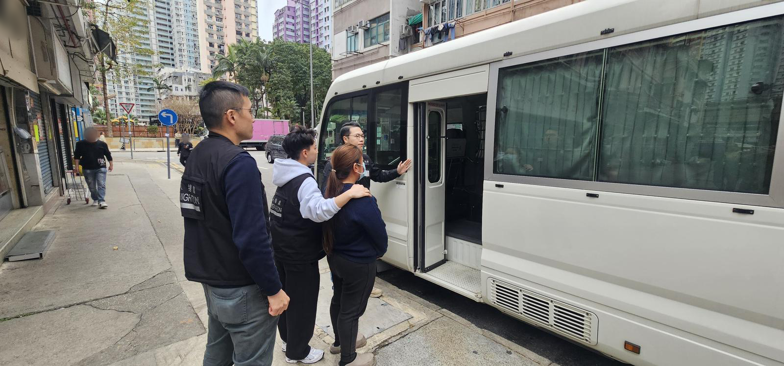 入境事務處於二月五日至二月九日一連五日在全港各區展開代號「劍魚」的反非法勞工行動。圖示懷疑非法勞工在行動中被捕。