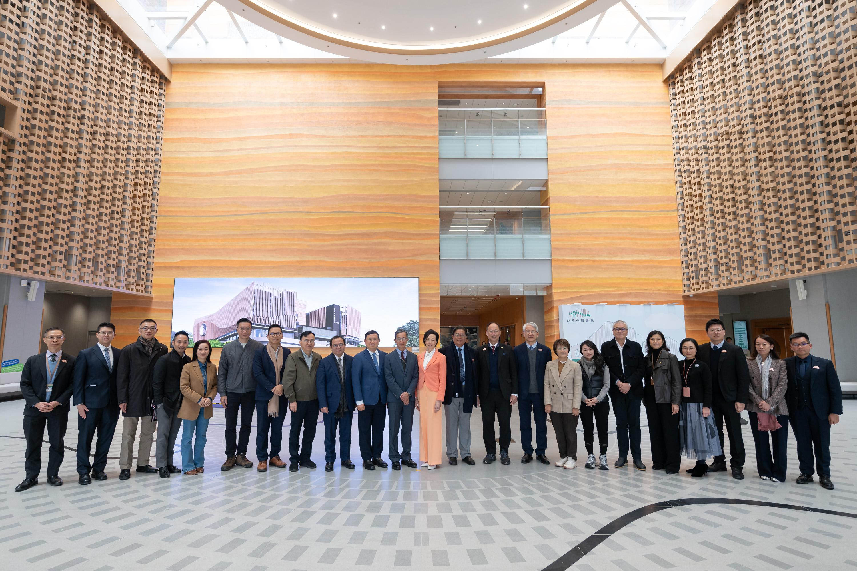 立法會衞生事務委員會今日（二月九日）參觀香港中醫醫院及政府中藥檢測中心。圖示衞生事務委員會主席林哲玄（左十一）、副主席陳永光（左九）和其他立法會議員與香港中醫醫院代表在醫院合照。