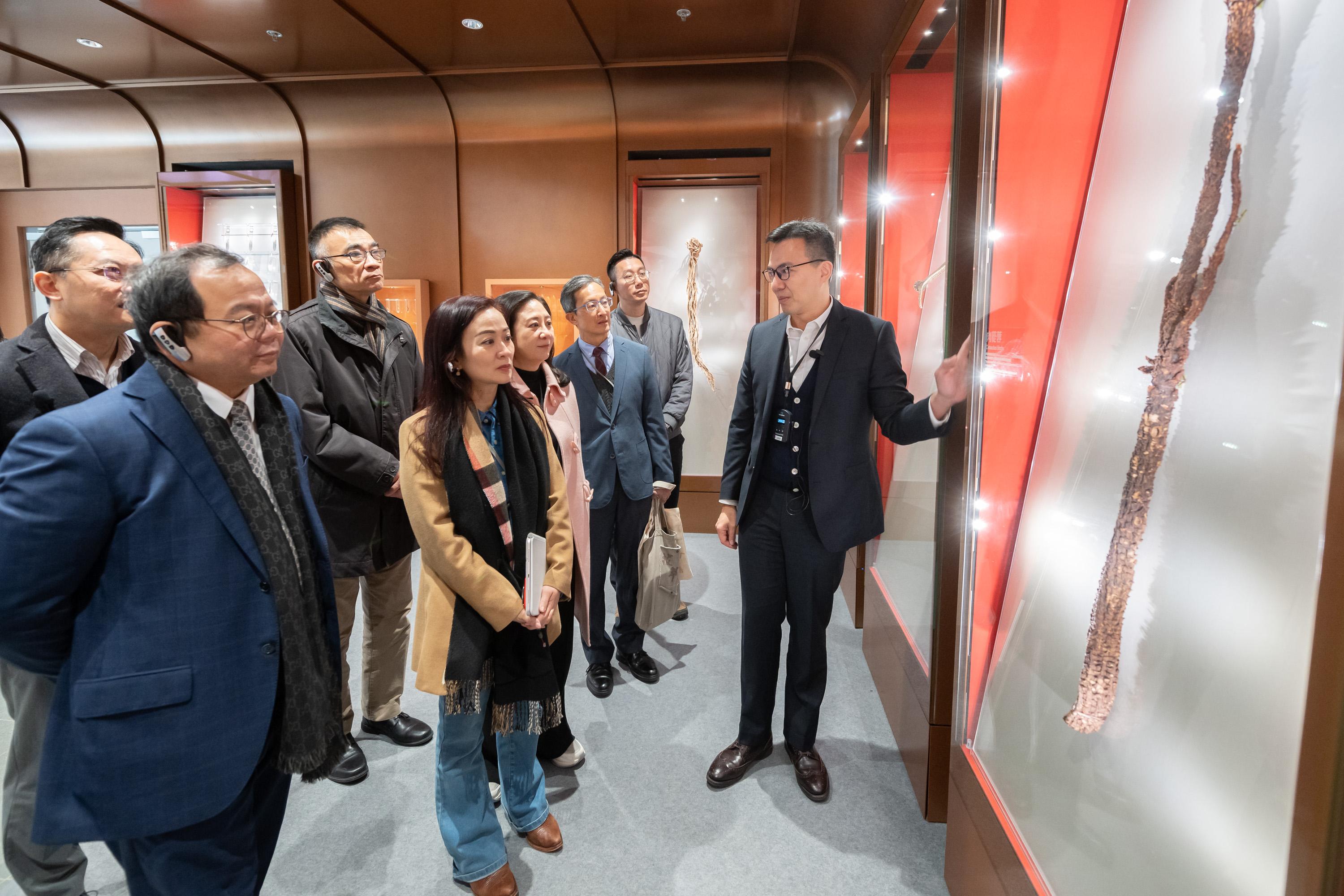 立法會衞生事務委員會今日（二月九日）參觀香港中醫醫院及政府中藥檢測中心。圖示議員參觀政府中藥檢測中心永久大樓內的中藥標本館。