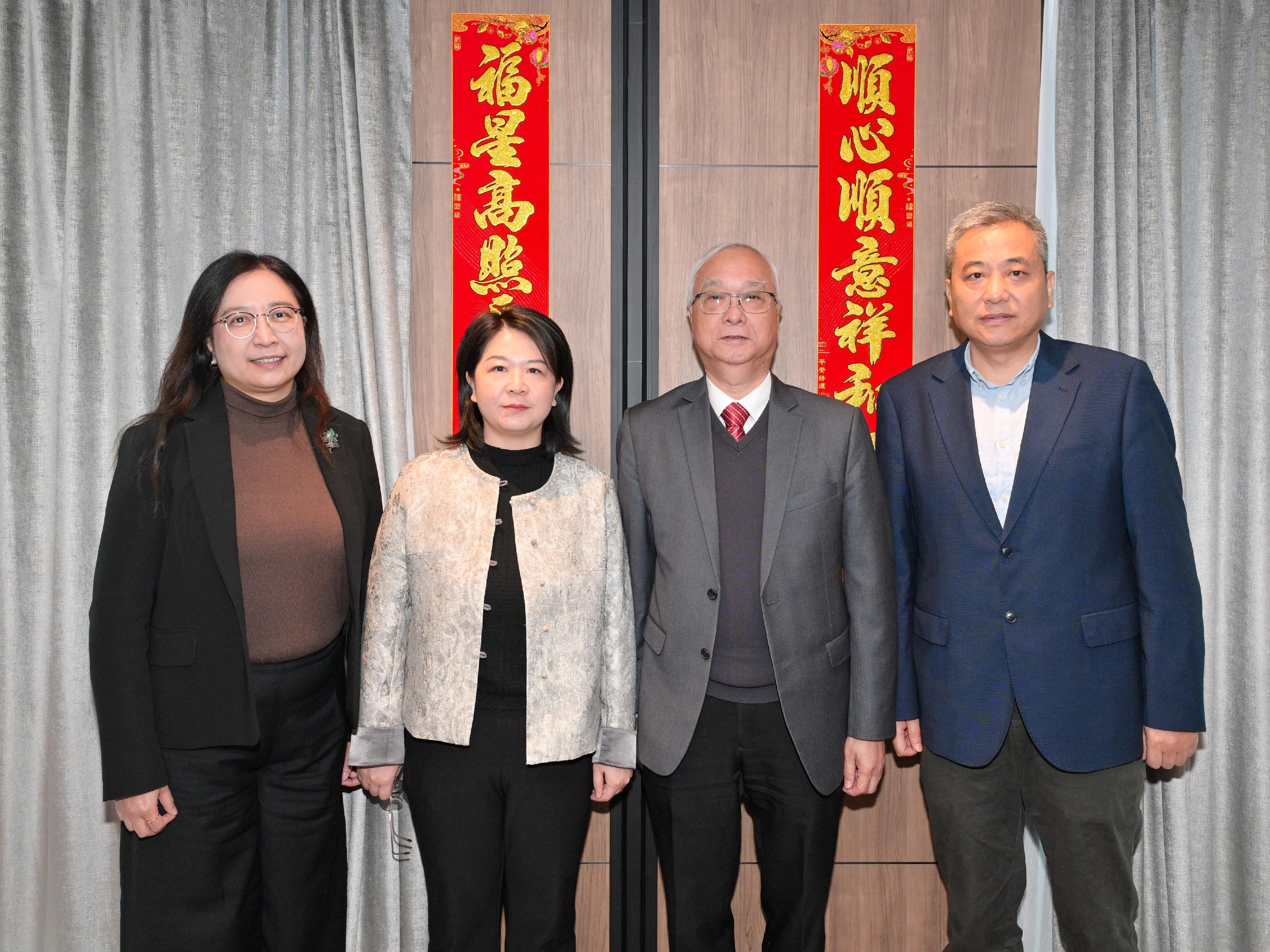 The Deputy Director General of the Department of Foreign Trade, Ministry of Commerce of the People's Republic of China, Ms Li Na, today (February 9) led a delegation to Hong Kong to ensure the stable supply of quality and safe agricultural products from the Mainland to Hong Kong during the Chinese New Year. Photo shows Ms Li (second left); the Secretary for Environment and Ecology, Mr Tse Chin-wan (second right); the Permanent Secretary for Environment and Ecology (Food), Ms Irene Young (first left); and the Deputy Director-General of the Economic Affairs Department and Head of the Commercial Office of the Liaison Office of the Central People's Government in the Hong Kong Special Administrative Region, Mr Zhou Qiang (first right).