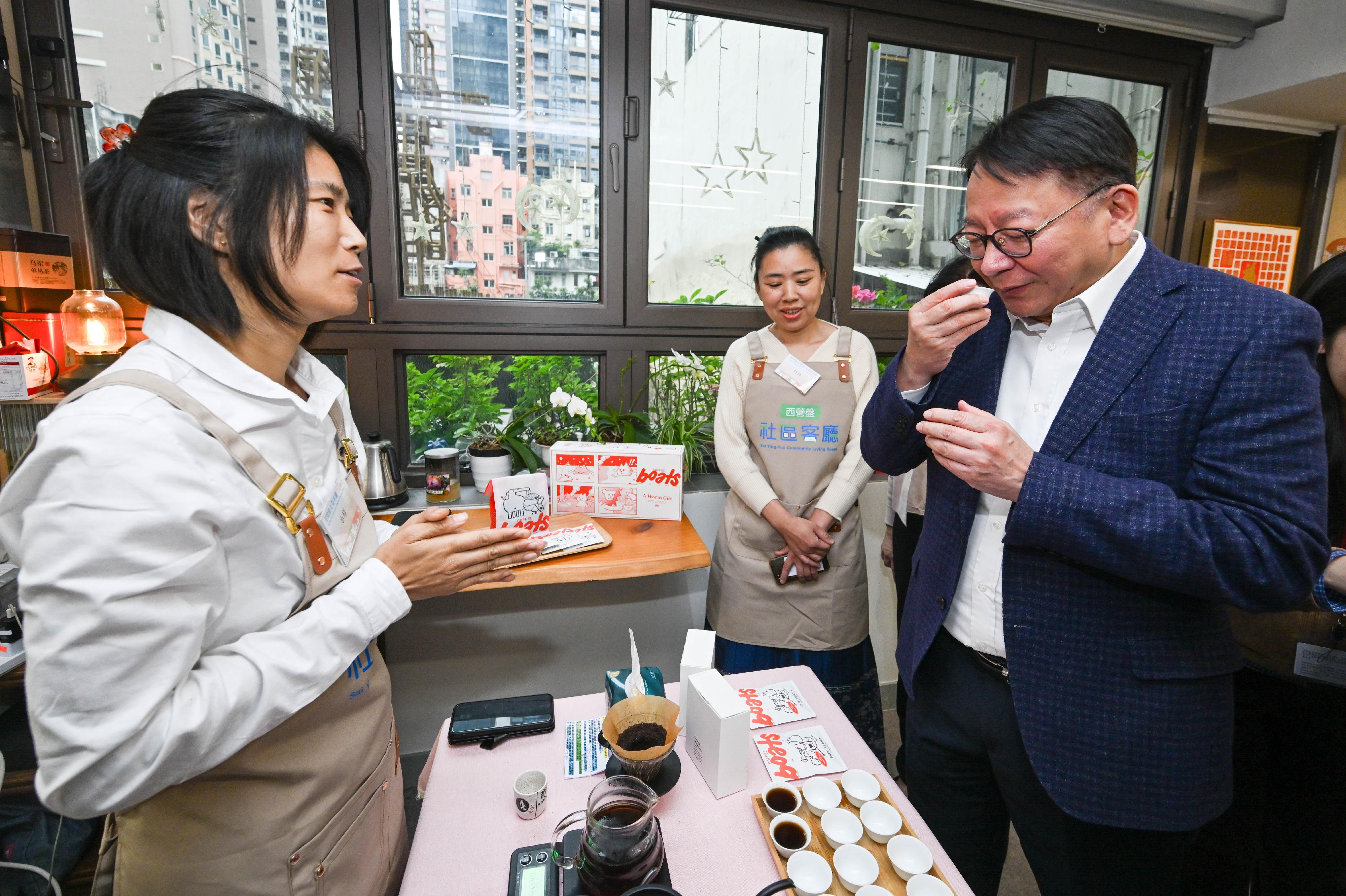 政務司司長陳國基今日（二月九日）主持西營盤社區客廳開幕典禮。勞工及福利局局長孫玉菡、周大福慈善基金理事紀文鳳、利希慎基金總裁何宗慈、勞工及福利局常任秘書長劉焱、社會福利署署長杜永恒和香港明愛總裁閻德龍神父亦一同主禮。 圖示陳國基（右）參觀鄰里飯廳，與用戶交流。