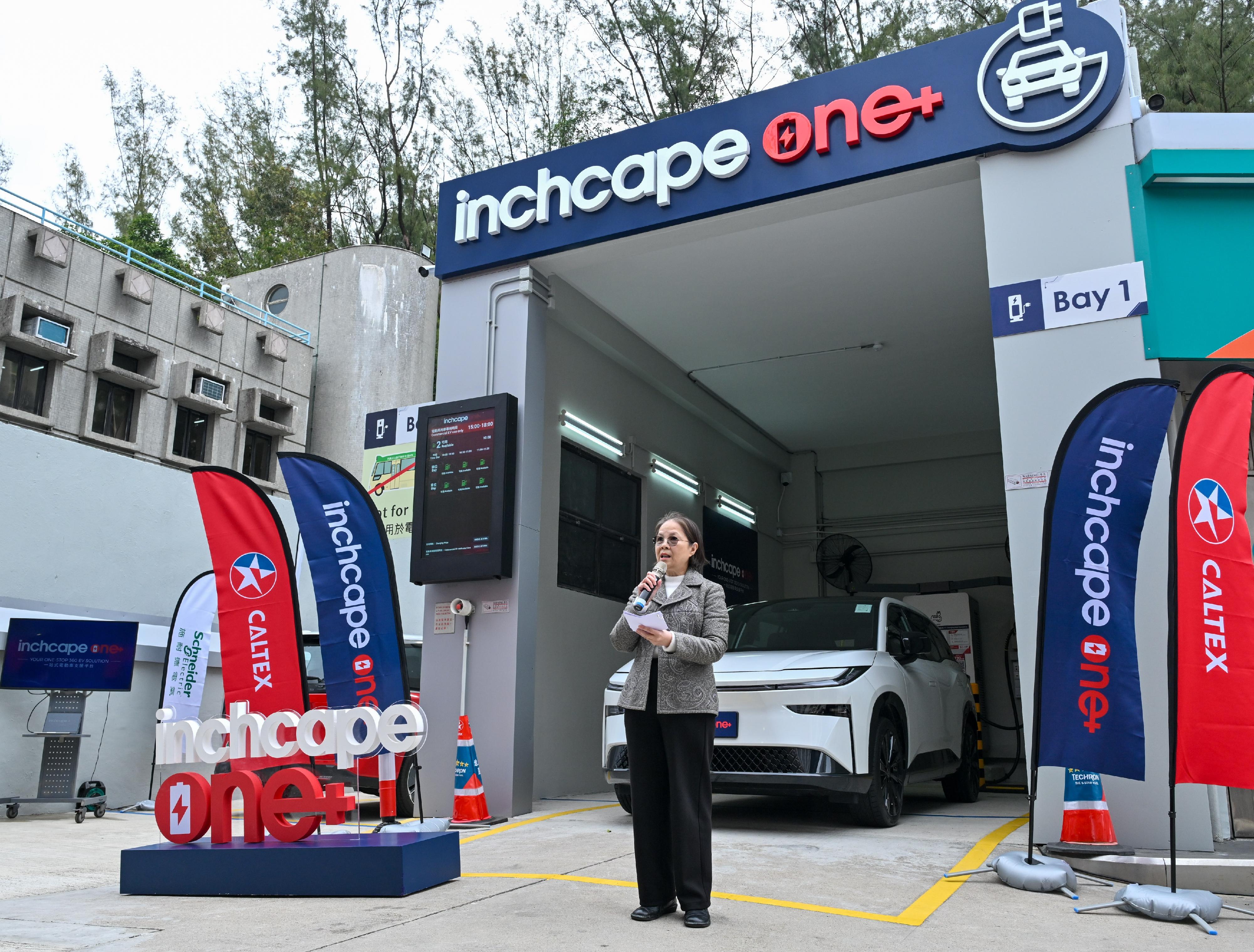 環境及生態局副局長黃淑嫻今日（二月十日）在加德士蒲崗村道油電站主持全港首個由油站轉型而成的油電站啓動禮。圖示黃淑嫻於啓動禮上致辭。