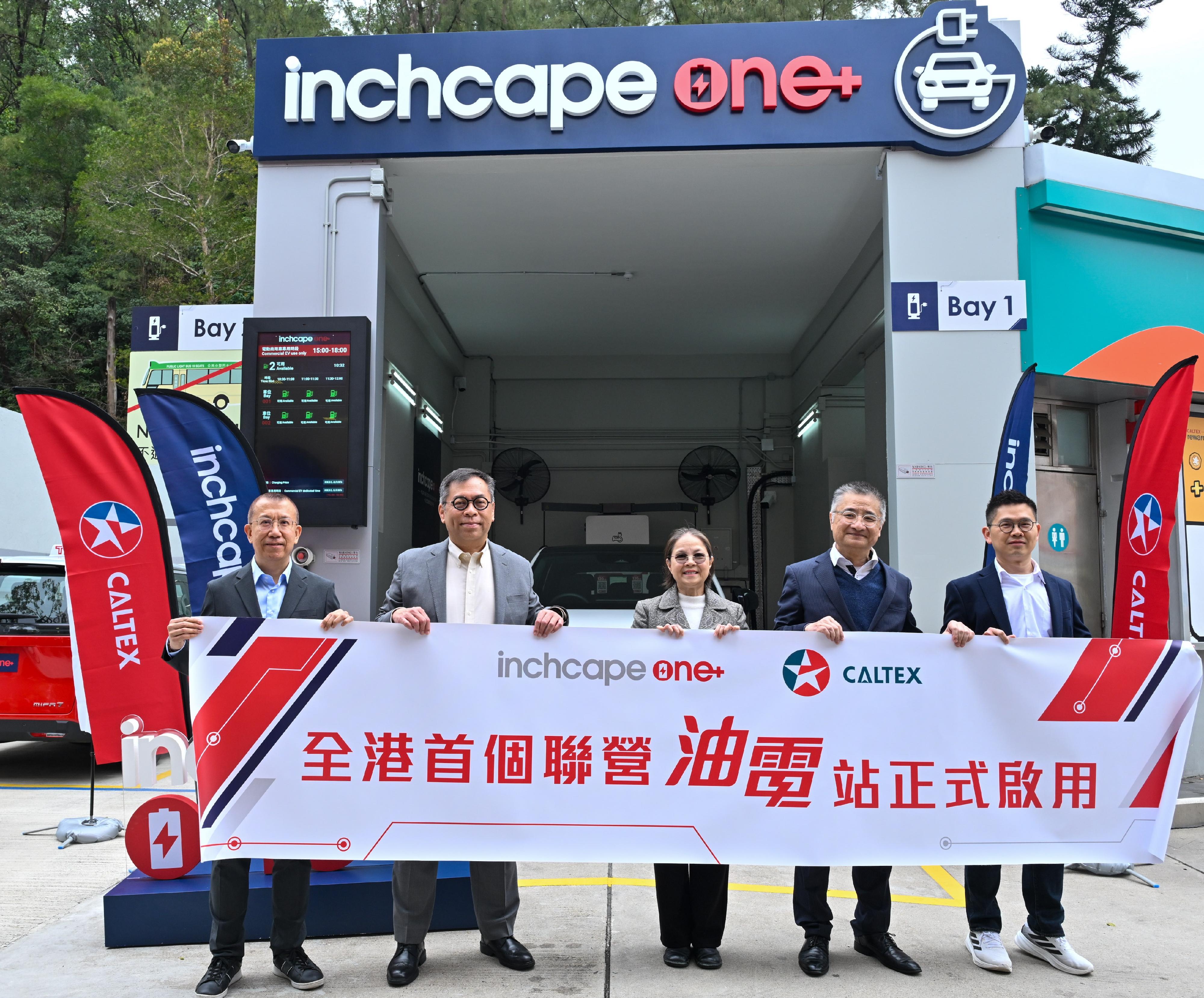 Hong Kong's first petrol-cum-charging station (PCS) converted from a petrol filling station, the Caltex Po Kong Village Road PCS, opened today (February 10). Photo shows the Under Secretary for Environment and Ecology, Miss Diane Wong (centre); the Chairman of Chevron Hong Kong Limited, Mr James Wong (second right); the Managing Director - Greater China of Inchcape Hong Kong Limited, Mr Ted Lau (second left); the President of Schneider Electric Hong Kong, Mr Jonathan Chiu (first right); and the Director of eMobility of CLP Power Hong Kong Limited, Mr Simon Lam (first left), officiating at the launch ceremony.