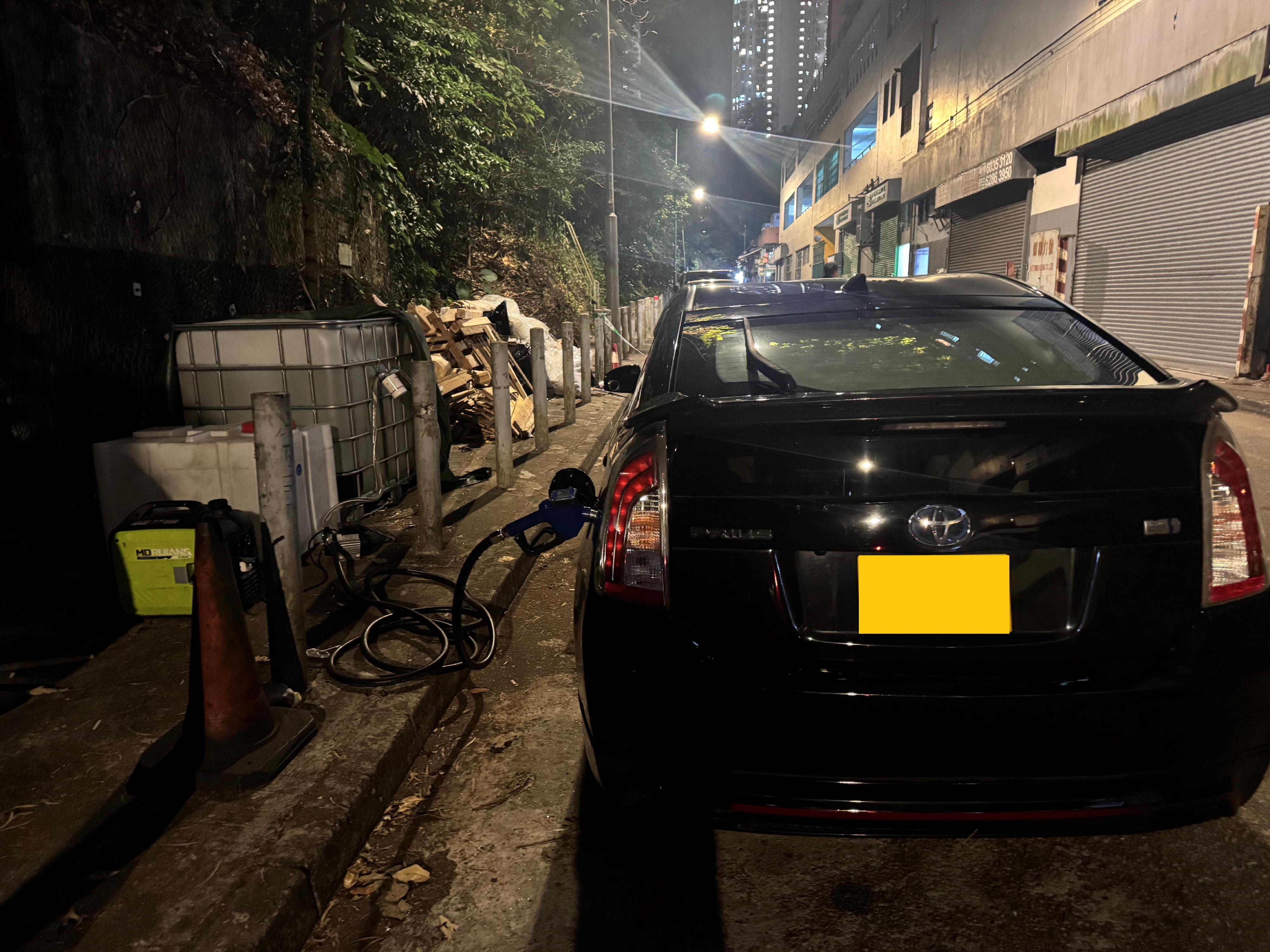 香港海關昨日（二月九日）在全港多區進行突擊巡查，打擊非法汽油活動，並在火炭和東涌共搗破兩個非法加油站。海關人員在火炭檢獲約八百公升懷疑未完稅汽油，估計市值約二萬四千元，應課稅值約五千元。圖示檢取的涉案私家車。