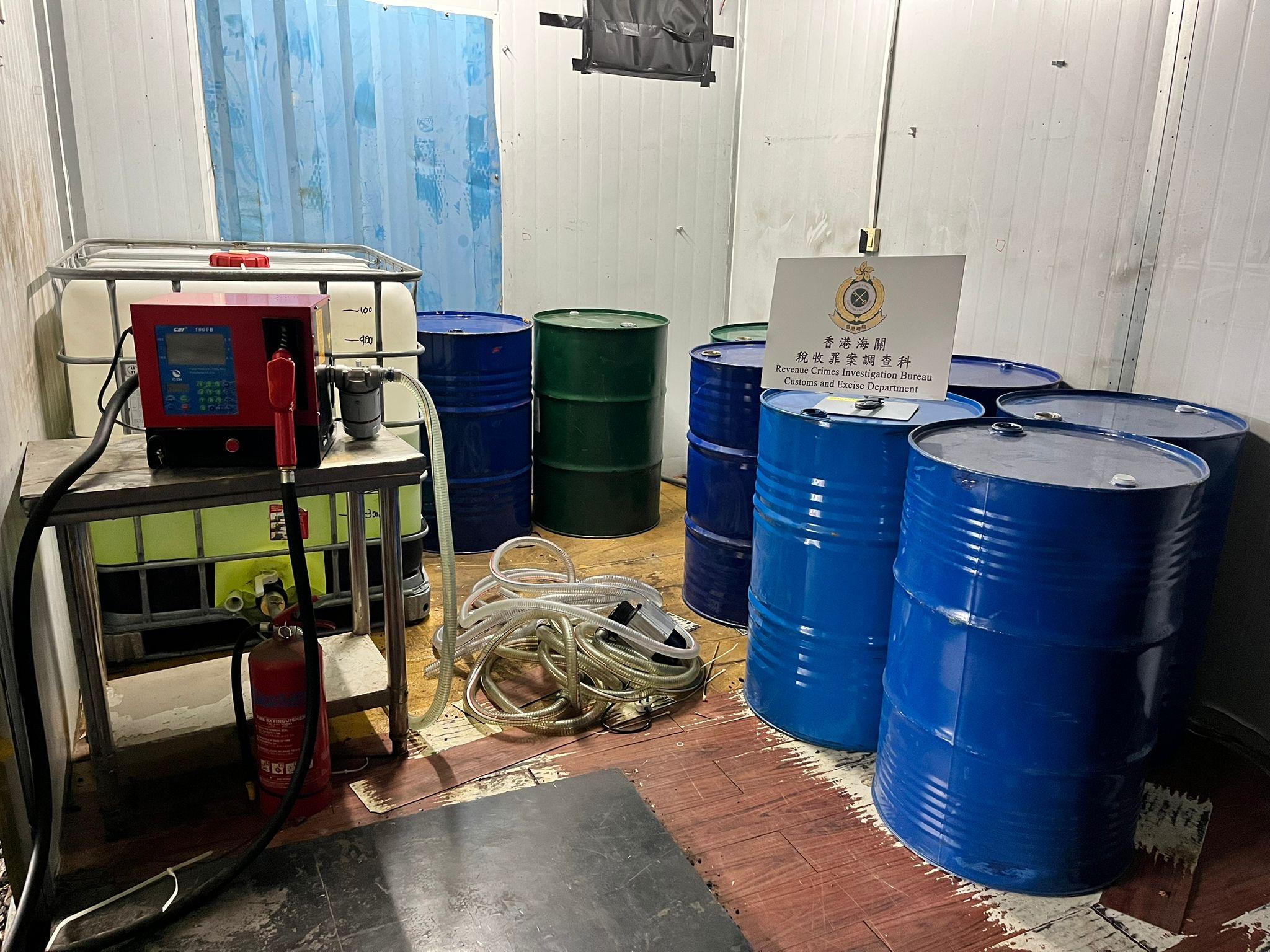 香港海關昨日（二月九日）在全港多區進行突擊巡查，打擊非法汽油活動，並在火炭和東涌共搗破兩個非法加油站。海關人員在東涌檢獲約六百公升懷疑未完稅汽油，估計市值約一萬八千元，應課稅值約三千七百元。圖示檢獲的懷疑未完稅汽油。