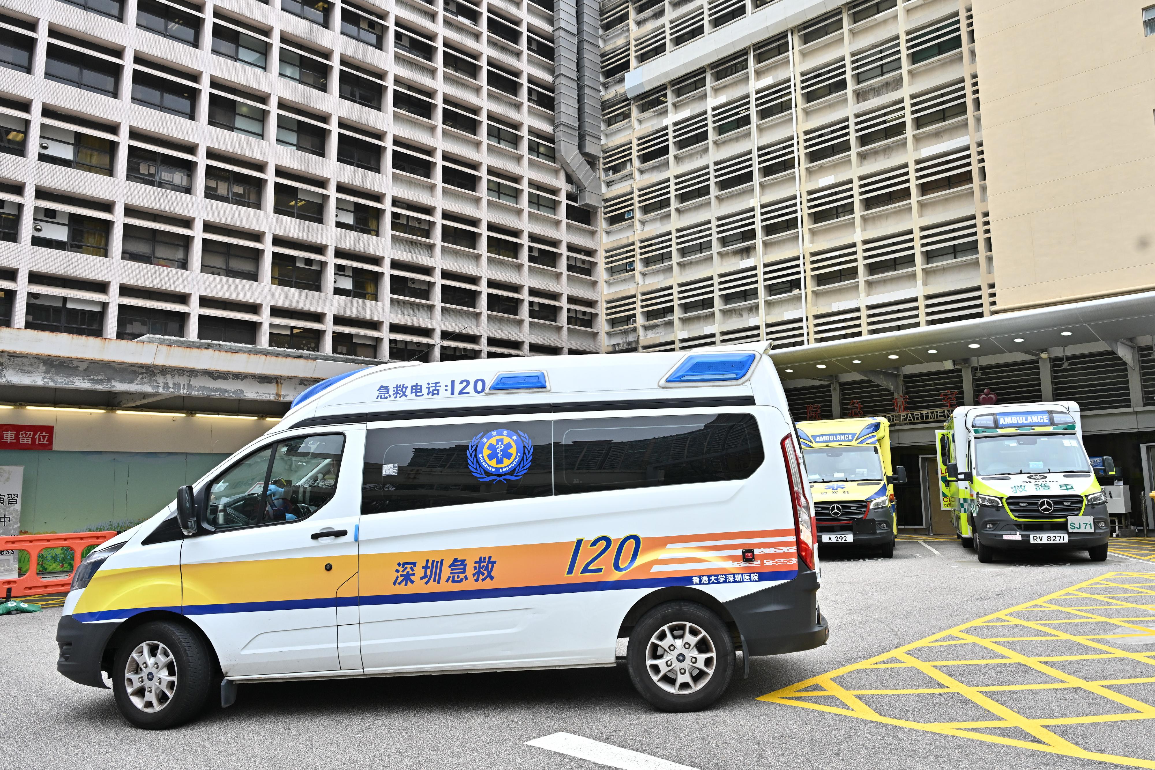 The Hong Kong Special Administrative Region Government, in collaboration with the Guangdong Provincial Government and the Shenzhen Municipal Government, conducted the first northbound transfer drill for the Pilot Scheme for Direct Cross-boundary Ambulance Transfer in the Greater Bay Area today (February 10). Photo shows the Shenzhen cross-boundary ambulance used for the drill arriving at Queen Elizabeth Hospital of Hong Kong to prepare for simulating the transfer of a patient to University of Hong Kong - Shenzhen Hospital.
