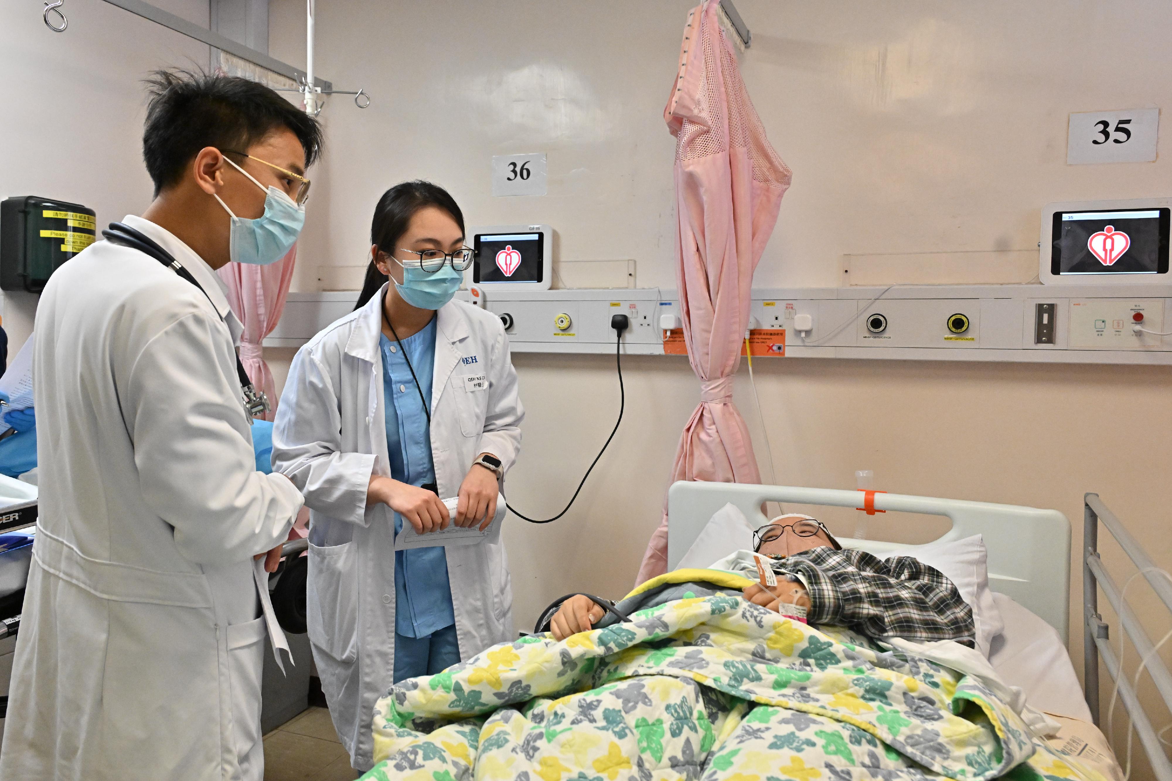 The Hong Kong Special Administrative Region Government, in collaboration with the Guangdong Provincial Government and the Shenzhen Municipal Government, conducted the first northbound transfer drill for the Pilot Scheme for Direct Cross-boundary Ambulance Transfer in the Greater Bay Area today (February 10). Photo shows participating healthcare personnel of Hong Kong and Shenzhen simulating the handover of a patient at the beginning of the drill at Queen Elizabeth Hospital of Hong Kong.

