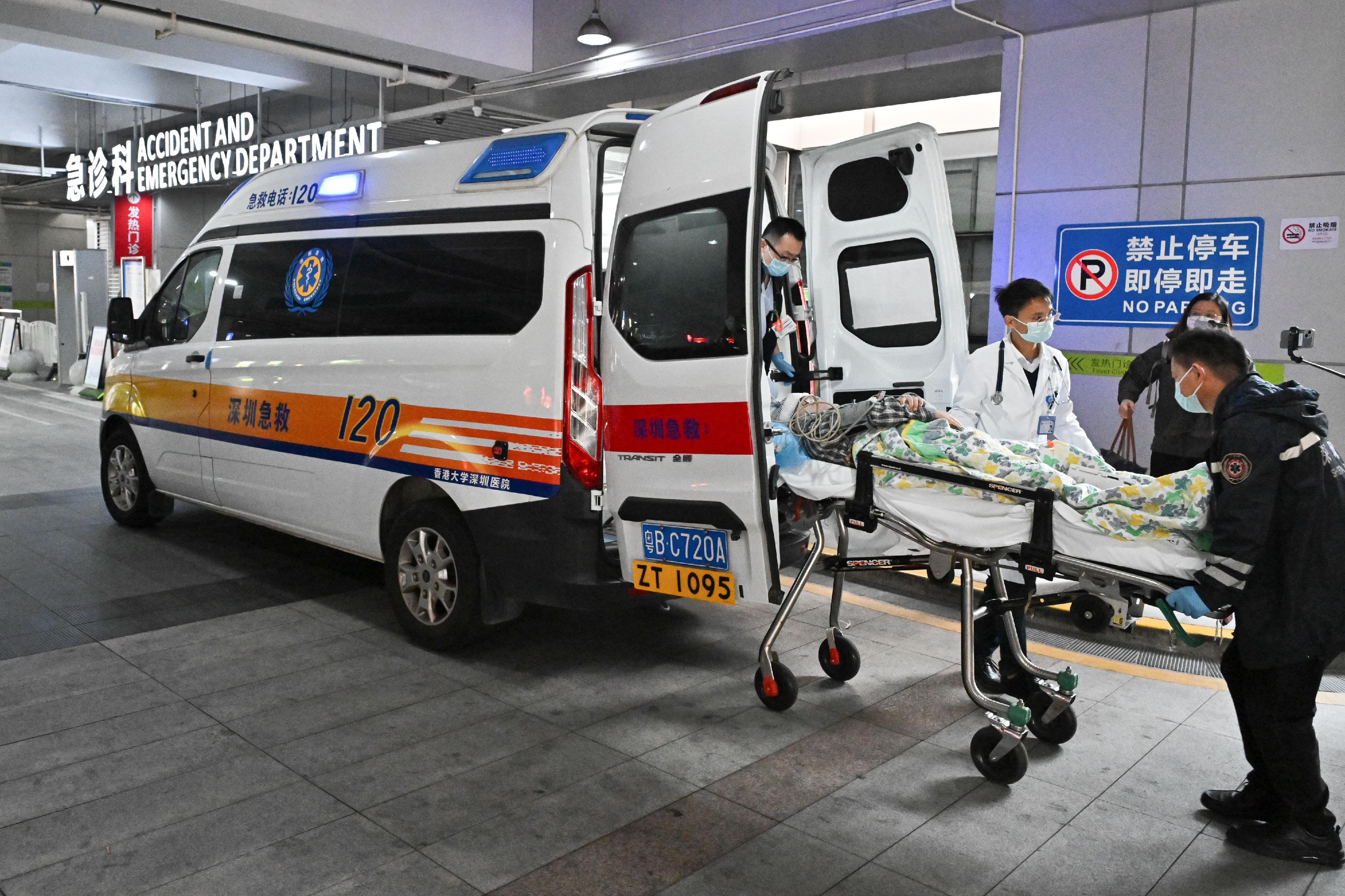 The Hong Kong Special Administrative Region Government, in collaboration with the Guangdong Provincial Government and the Shenzhen Municipal Government, conducted the first northbound transfer drill for the Pilot Scheme for Direct Cross-boundary Ambulance Transfer in the Greater Bay Area today (February 10). Photo shows the Shenzhen cross-boundary ambulance used for simulating the transfer of a patient in the drill arriving at University of Hong Kong - Shenzhen Hospital.