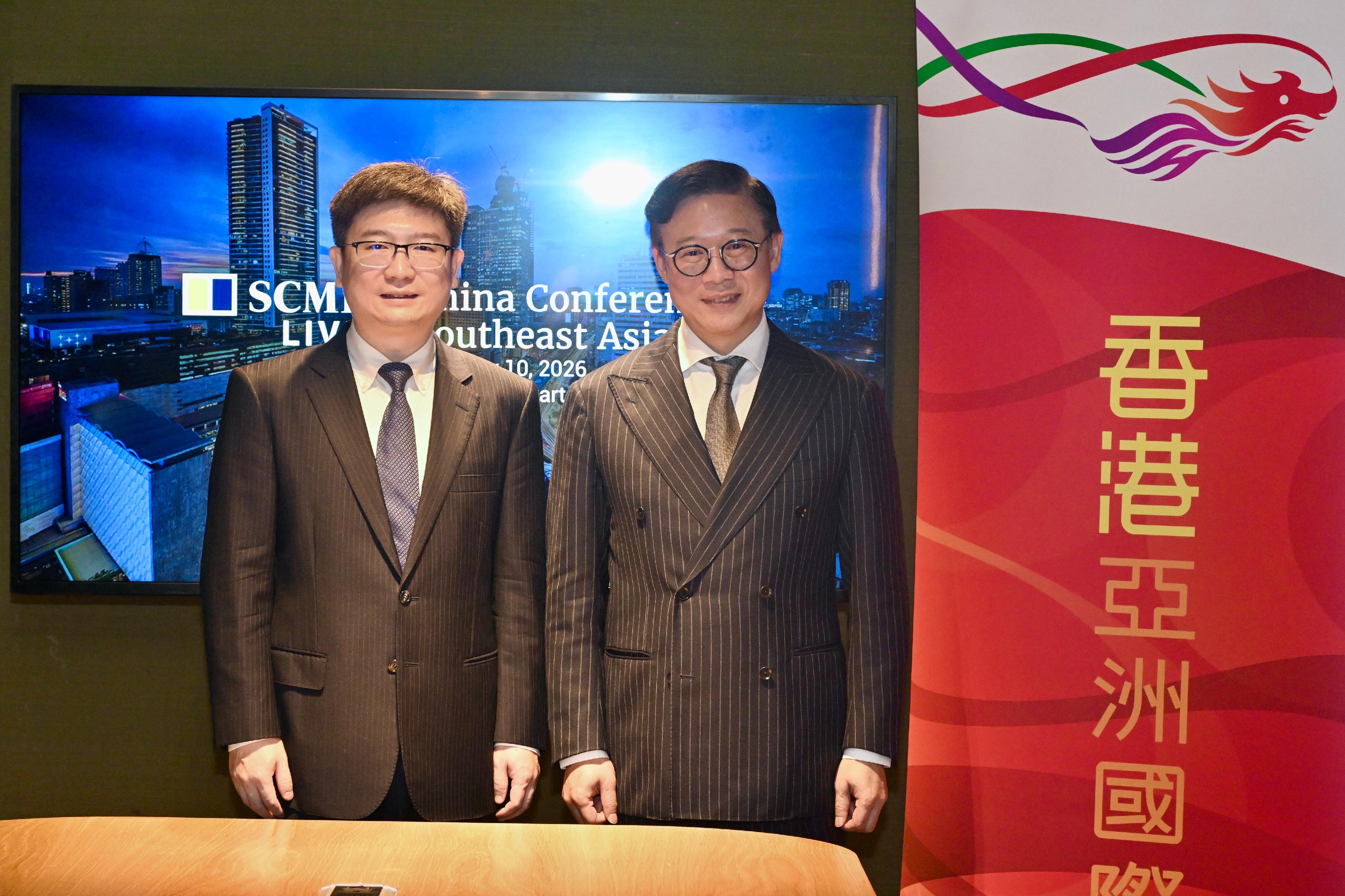 律政司副司長張國鈞博士今日（二月十日）在印尼雅加達推廣香港普通法制度及法律和金融等專業服務優勢。圖示張國鈞博士（右）與中國駐印尼大使館臨時代辦周侃公使（左）會面。