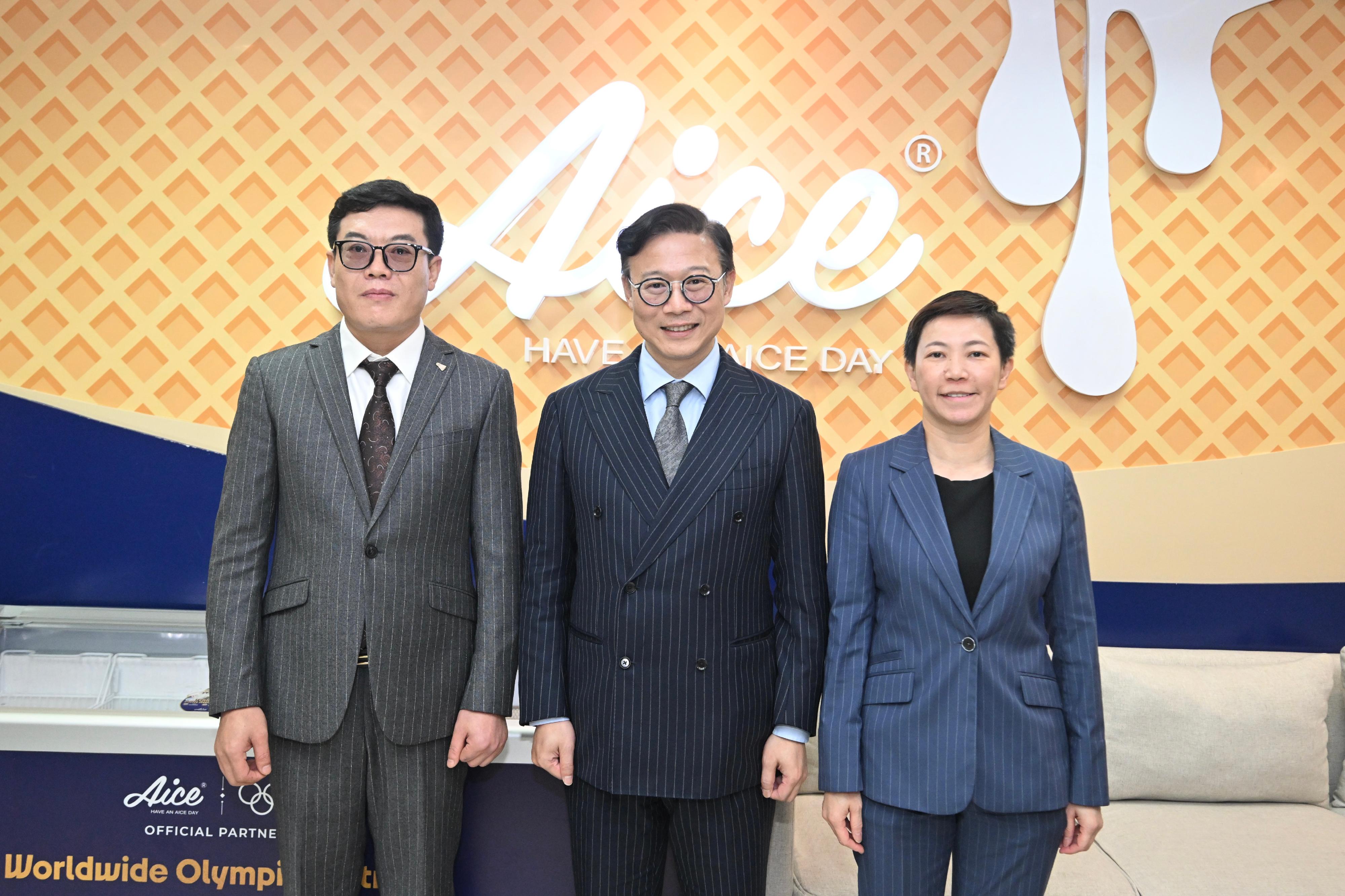 律政司副司長張國鈞博士今日（二月十日）在印尼雅加達推廣香港普通法制度及法律和金融等專業服務優勢。藉此行，他到訪一家借助香港專業服務成功出海並立足印尼的內地投資企業。圖示張國鈞博士（中）、香港駐雅加達經濟貿易辦事處處長鄭青文（右）與該企業管理層合照。